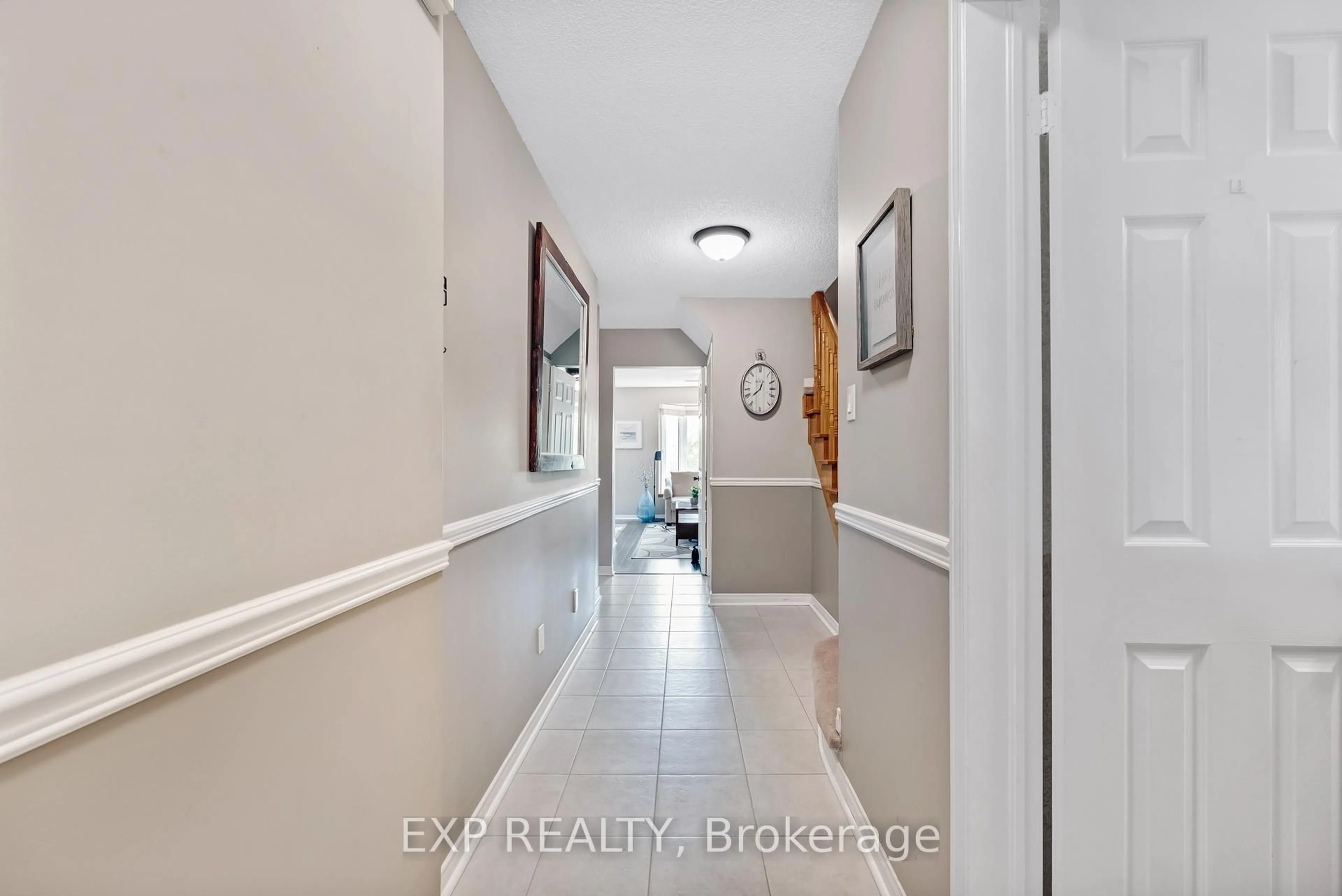 Indoor entryway for 846 Playter Cres, Newmarket Ontario L3X 1W8