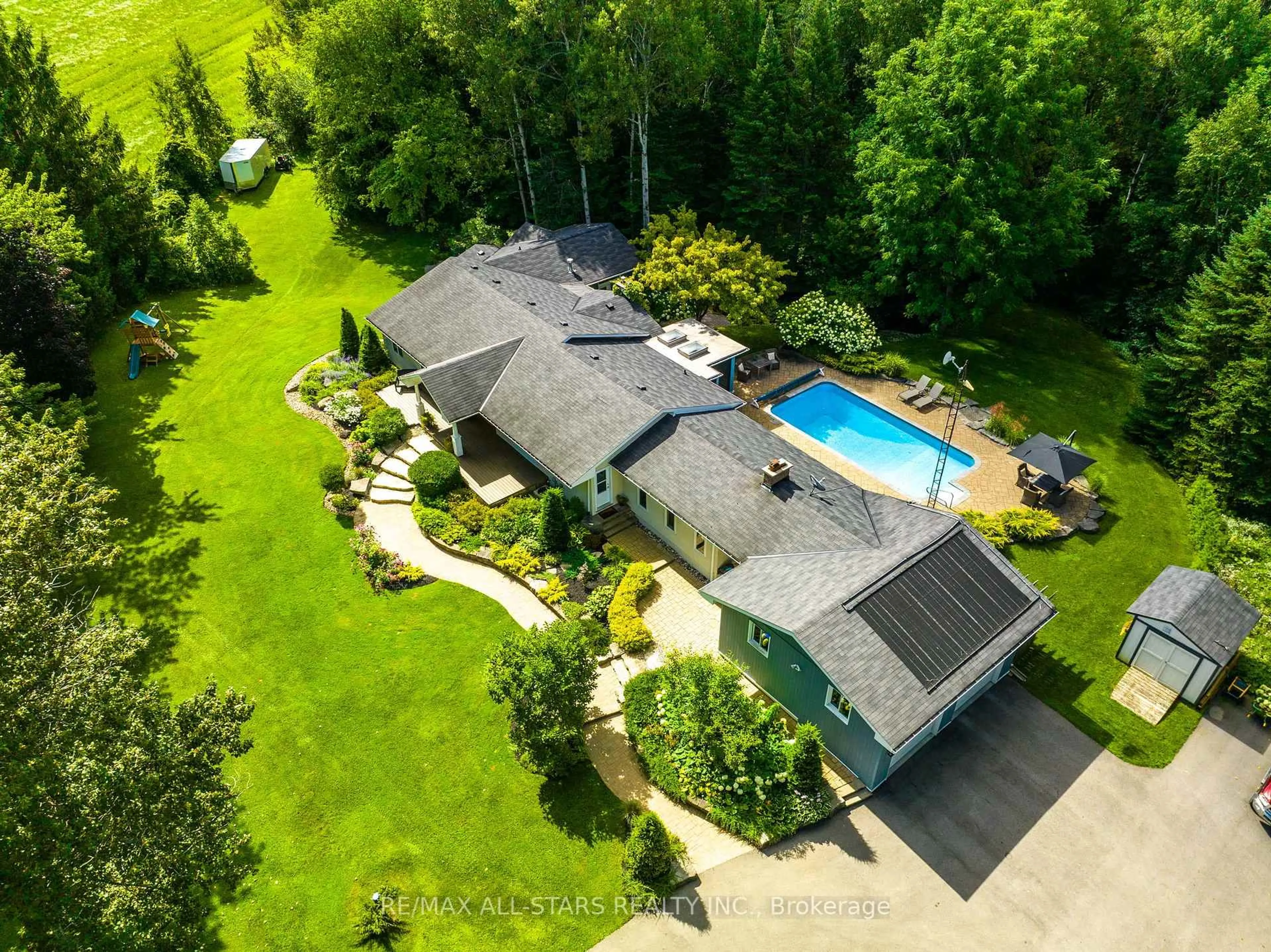 A pic from outside/outdoor area/front of a property/back of a property/a pic from drone, water/lake/river/ocean view for 523 Davis Dr, Uxbridge Ontario L9P 1R1