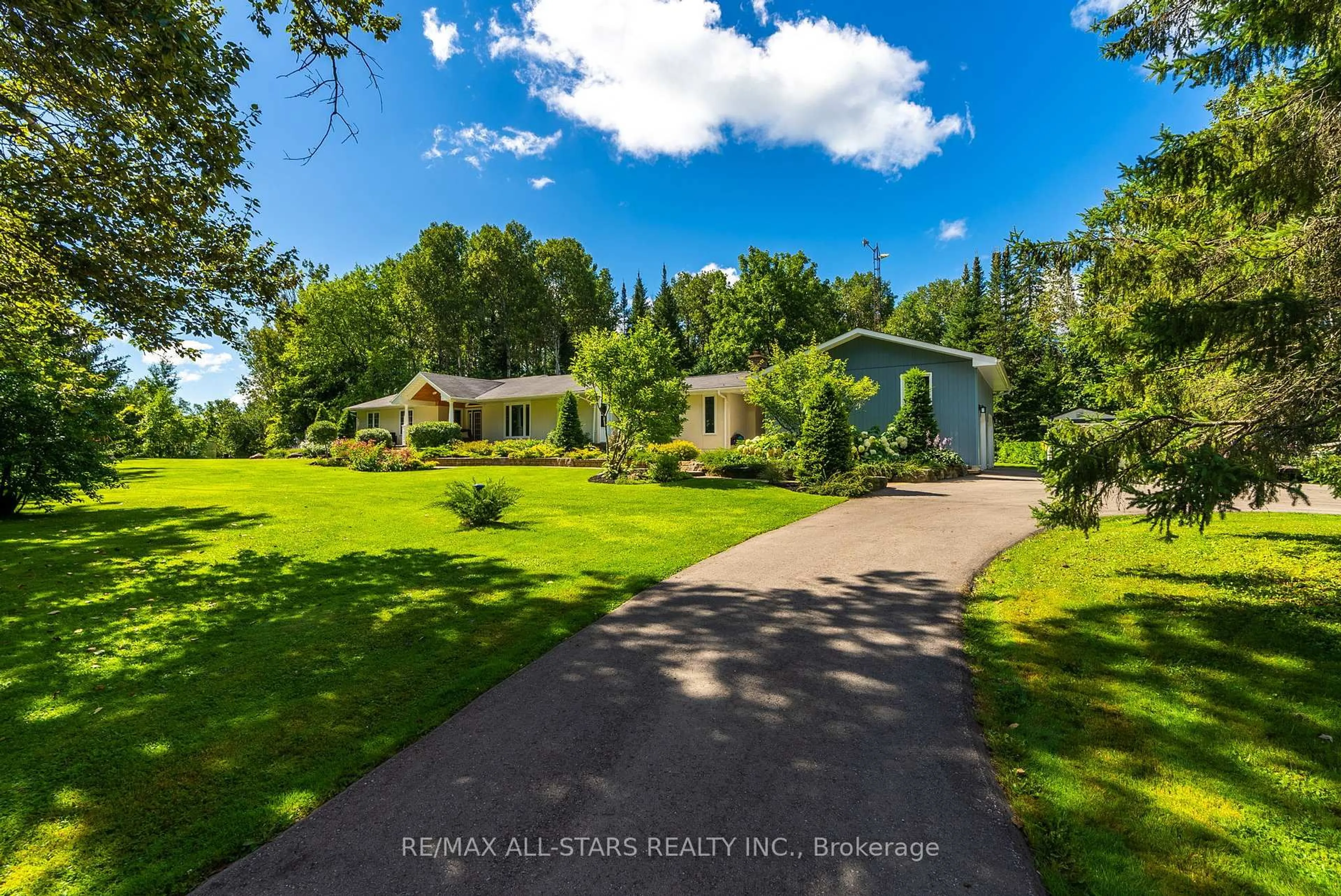 A pic from outside/outdoor area/front of a property/back of a property/a pic from drone, unknown for 523 Davis Dr, Uxbridge Ontario L9P 1R1