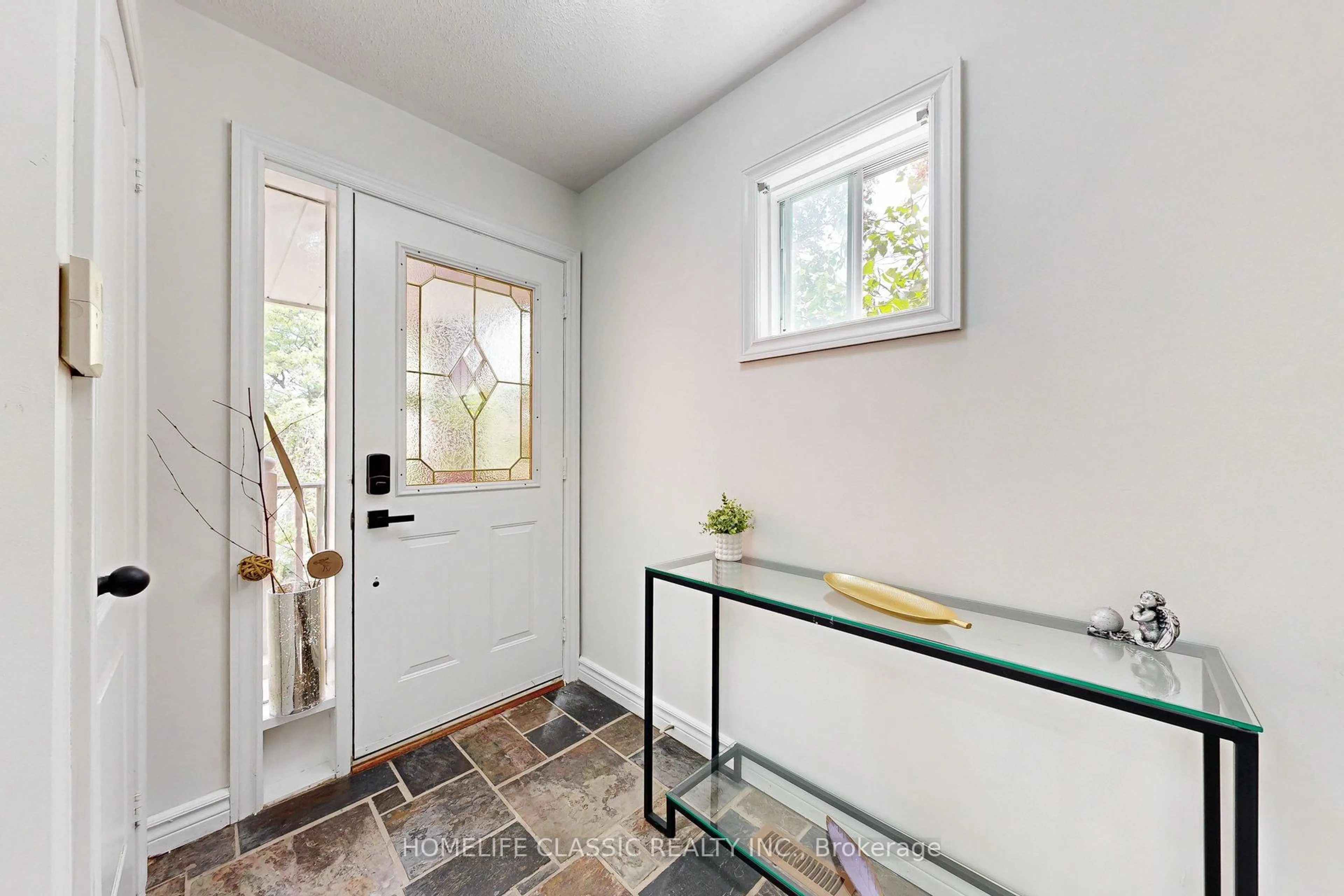 Indoor entryway for 46 October Lane, Aurora Ontario L4G 6Z9