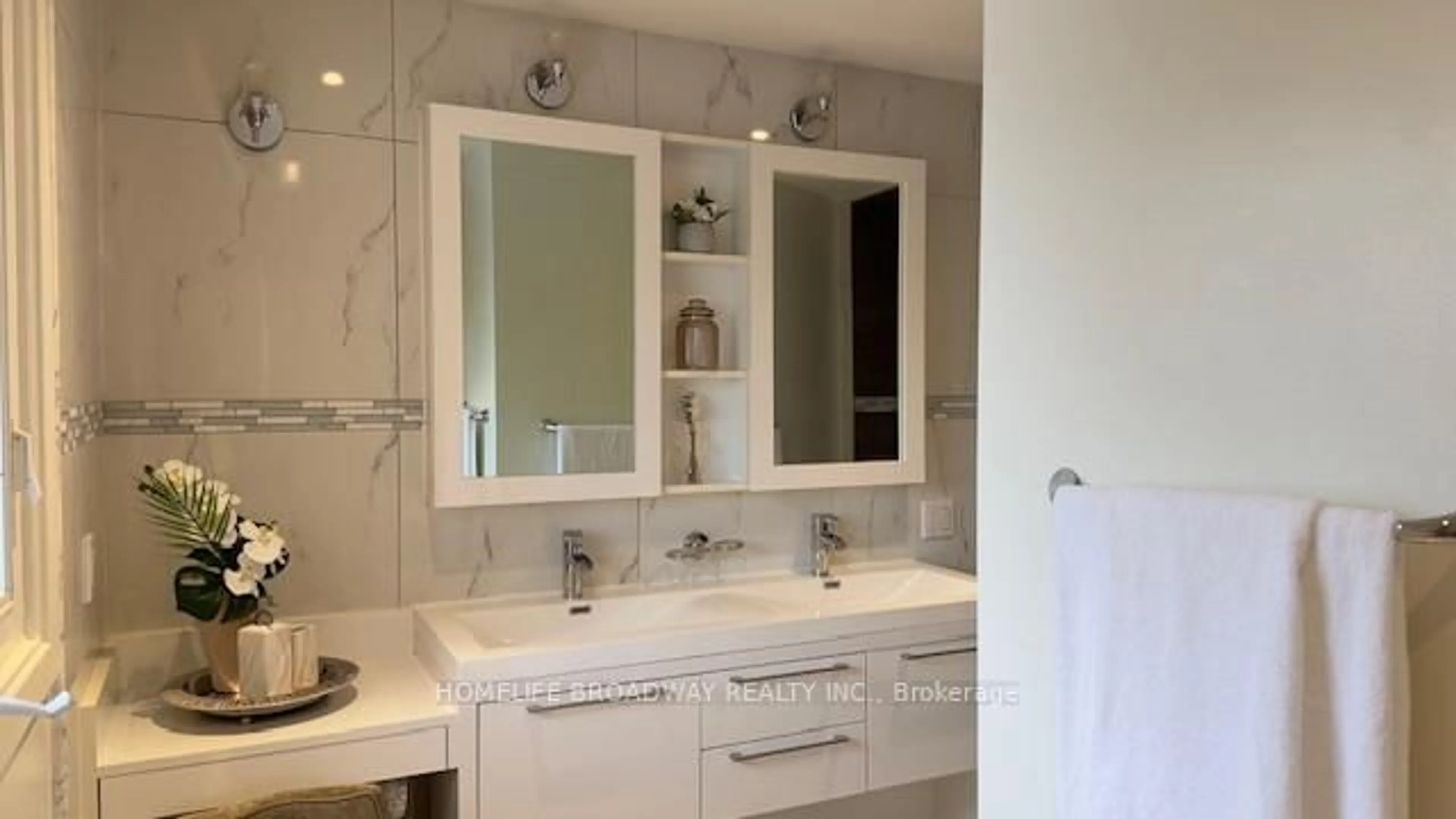 Contemporary bathroom, ceramic/tile floor for 100 Eleanor Circ, Richmond Hill Ontario L4C 6K7