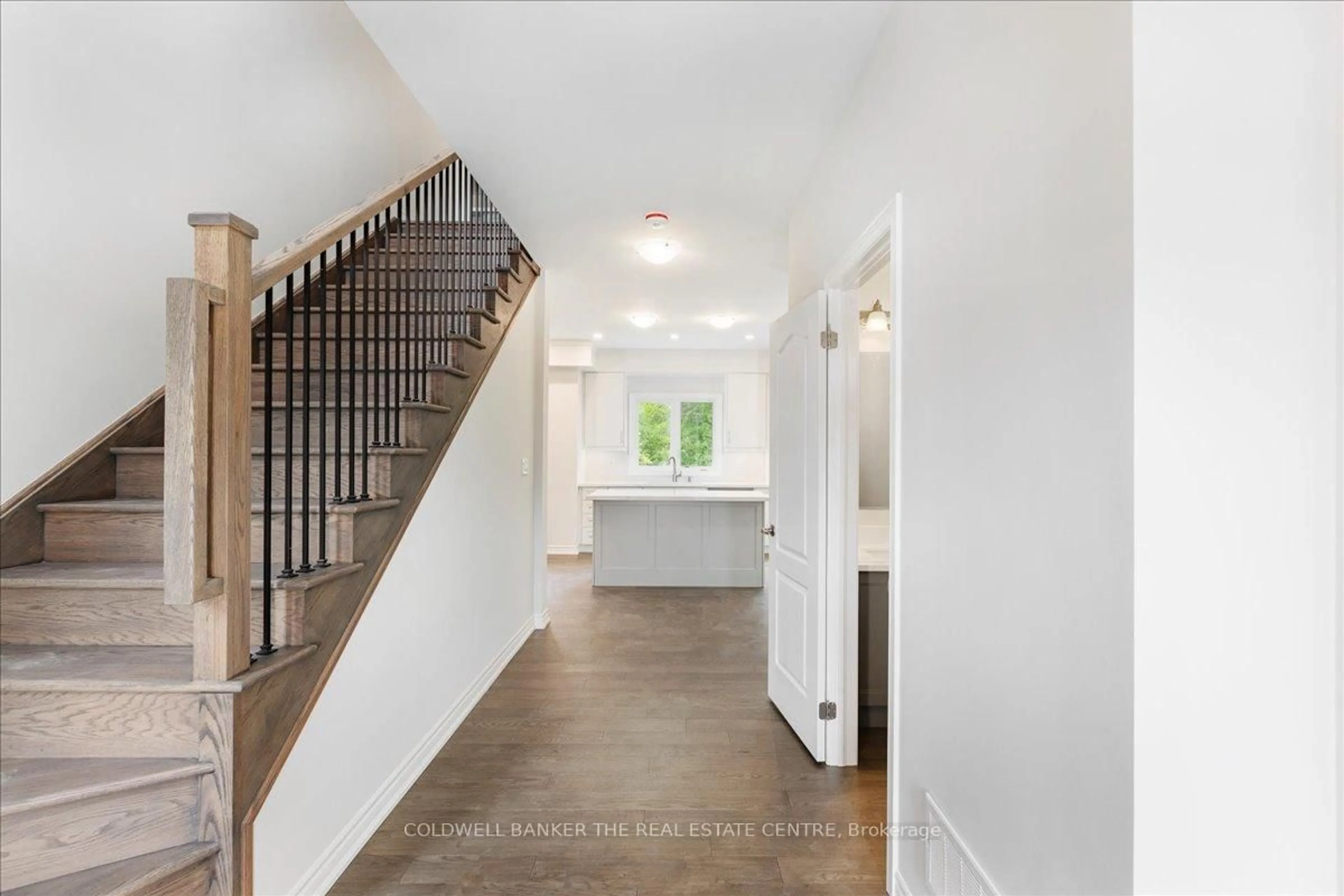 Indoor entryway for 95 Scotia Rd, Georgina Ontario L0E 1R0