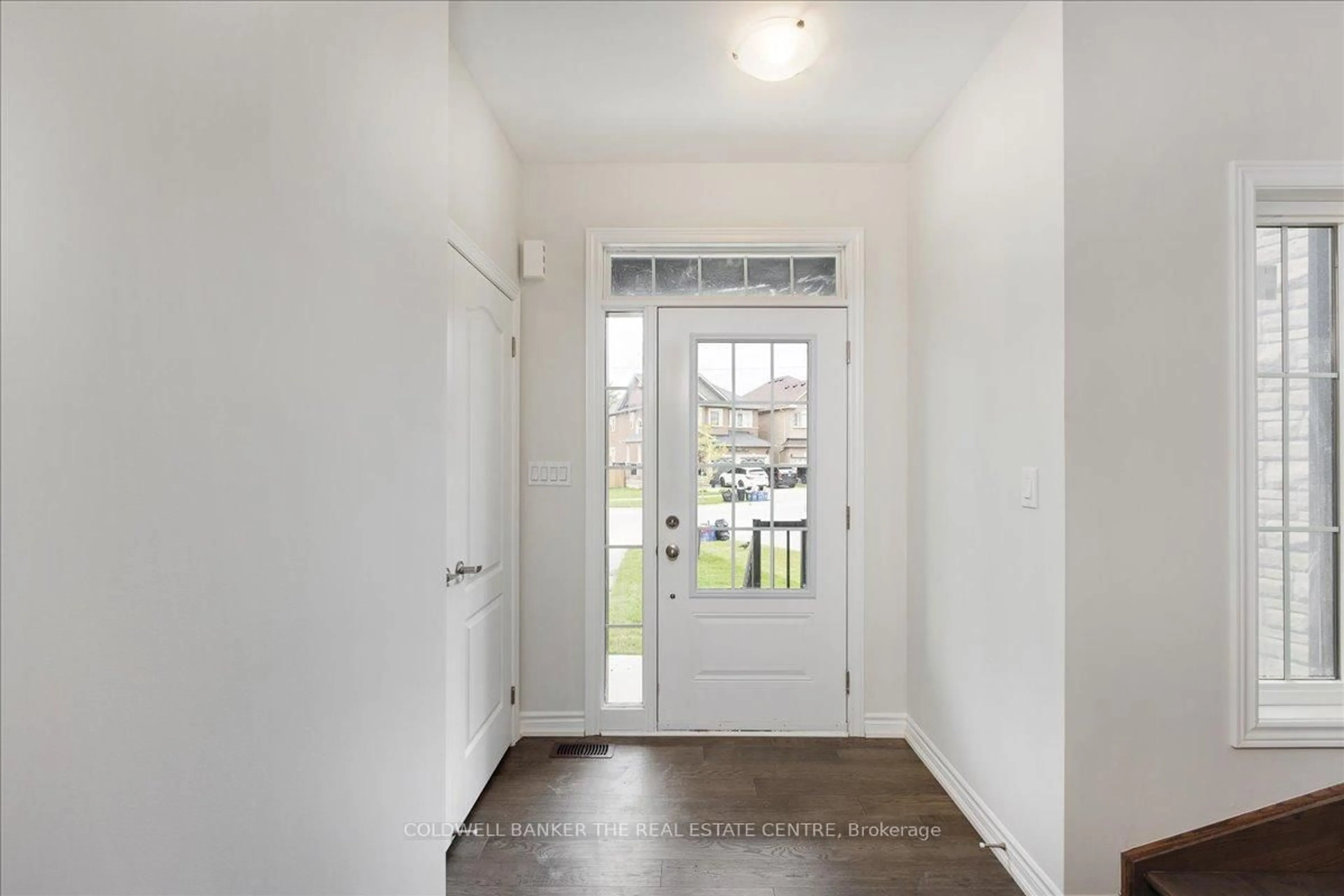 Indoor entryway for 95 Scotia Rd, Georgina Ontario L0E 1R0