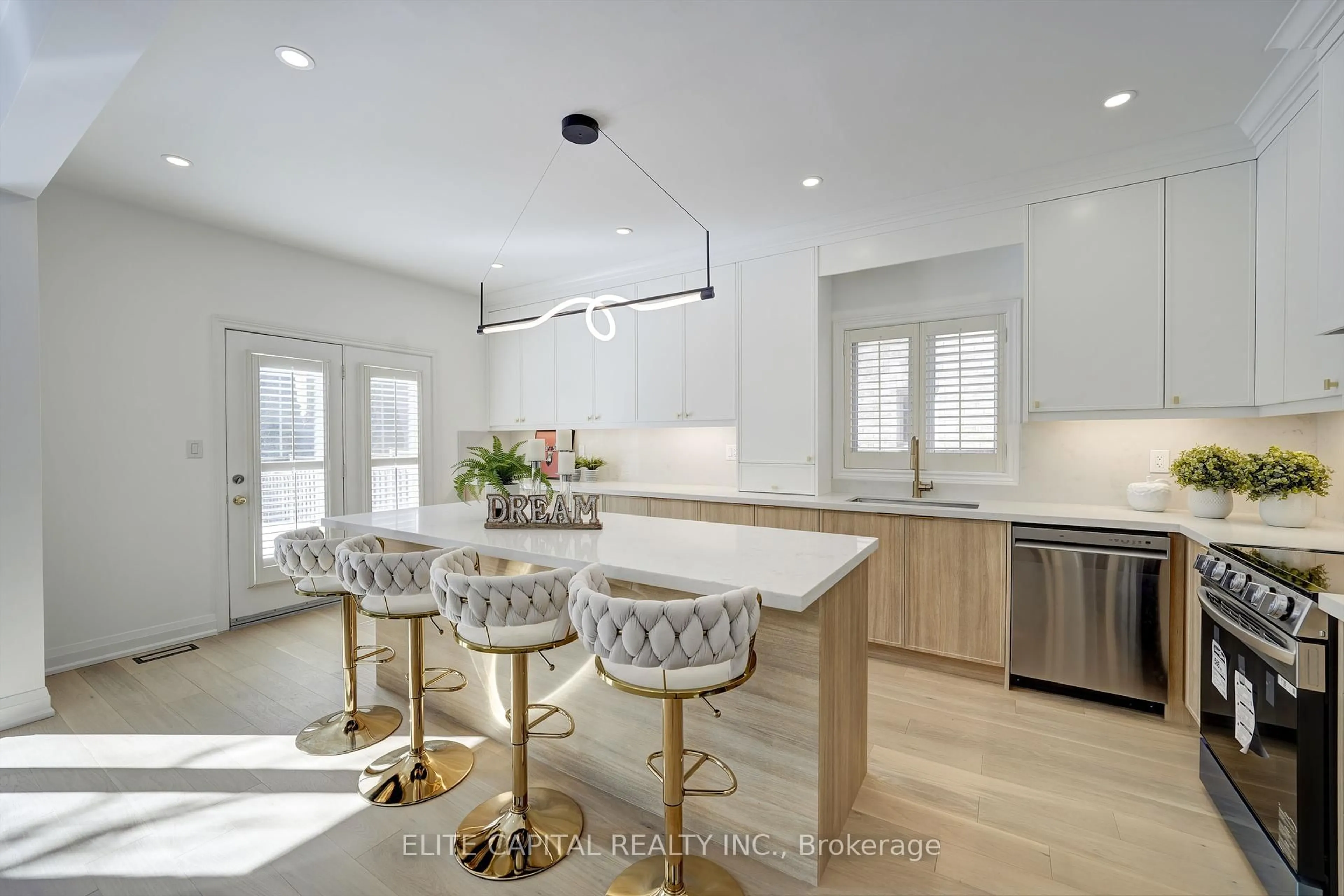 Contemporary kitchen, unknown for 123 Stave Cres, Richmond Hill Ontario L4C 0S9