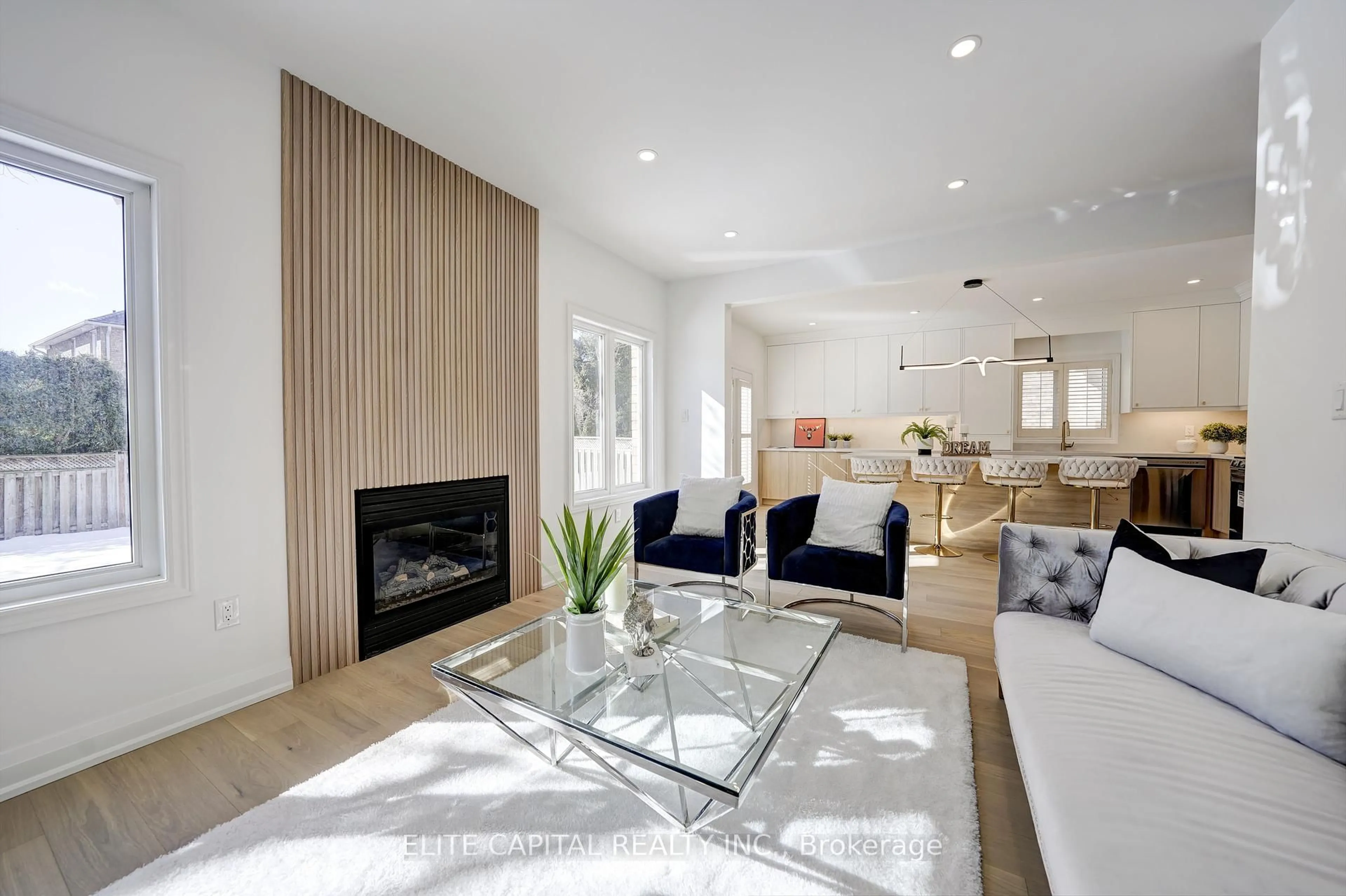Living room with furniture, wood/laminate floor for 123 Stave Cres, Richmond Hill Ontario L4C 0S9