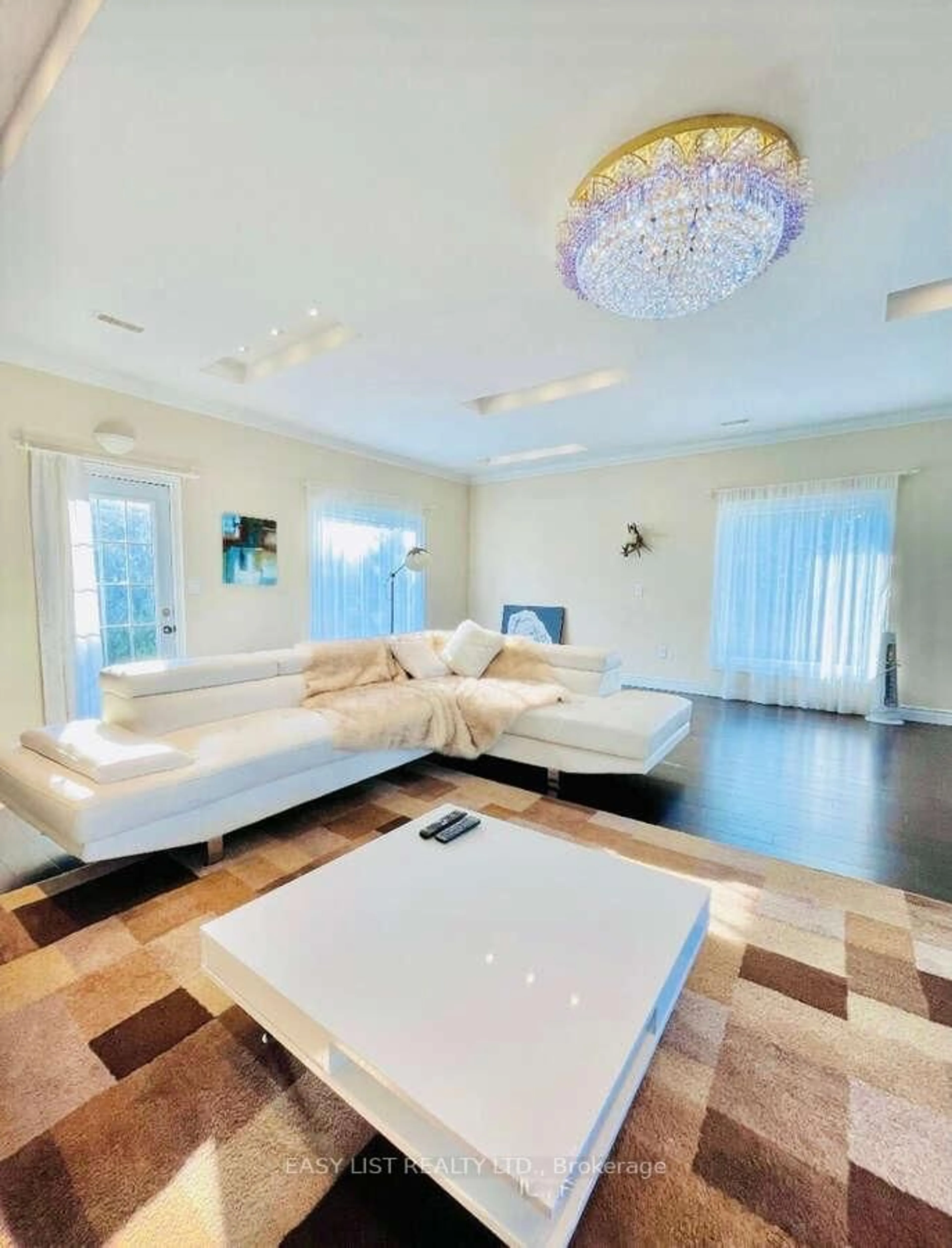 Living room with furniture, unknown for 2878 10th Sdrd, Bradford West Gwillimbury Ontario L3Z 2L3