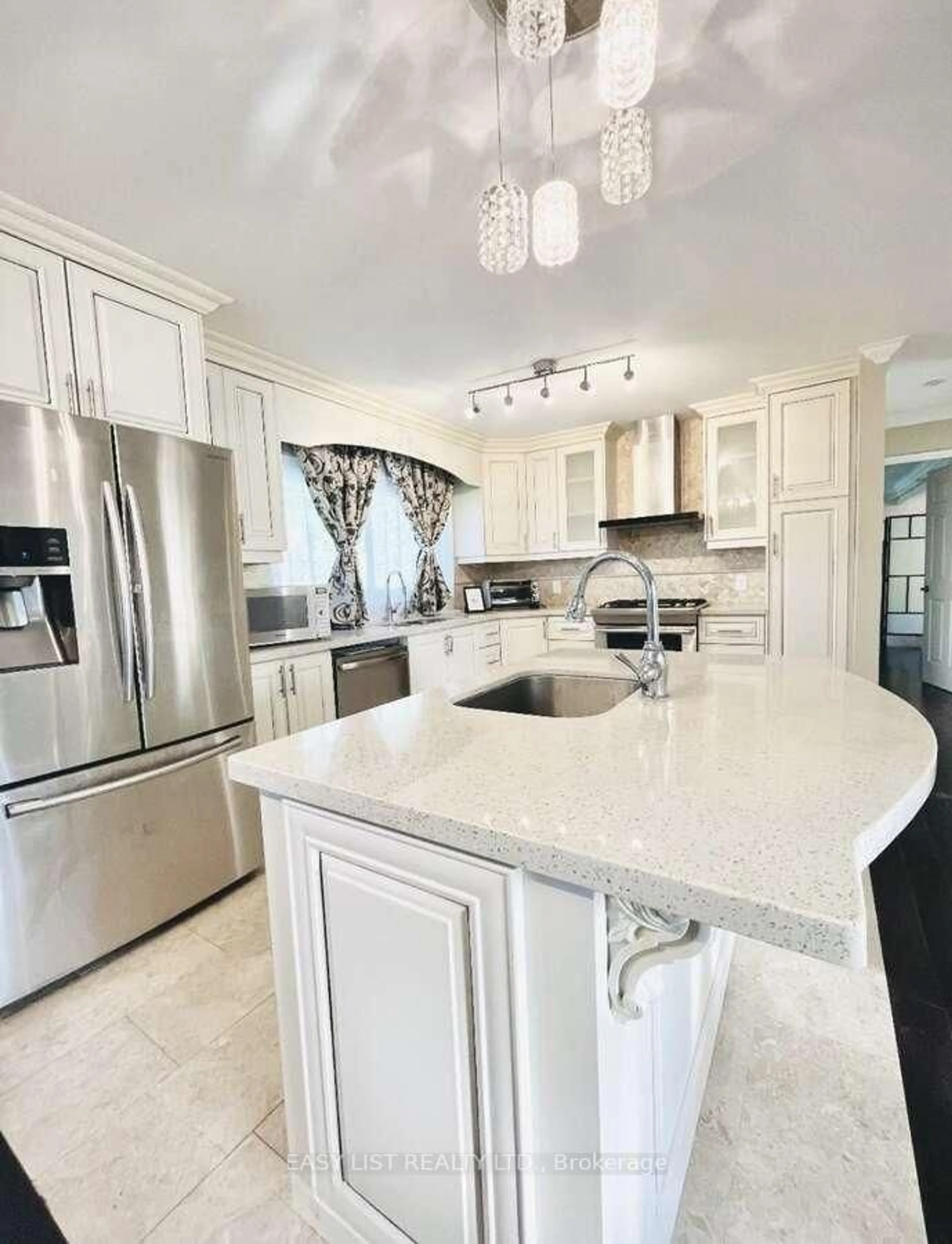 Contemporary kitchen, ceramic/tile floor for 2878 10th Sdrd, Bradford West Gwillimbury Ontario L3Z 2L3