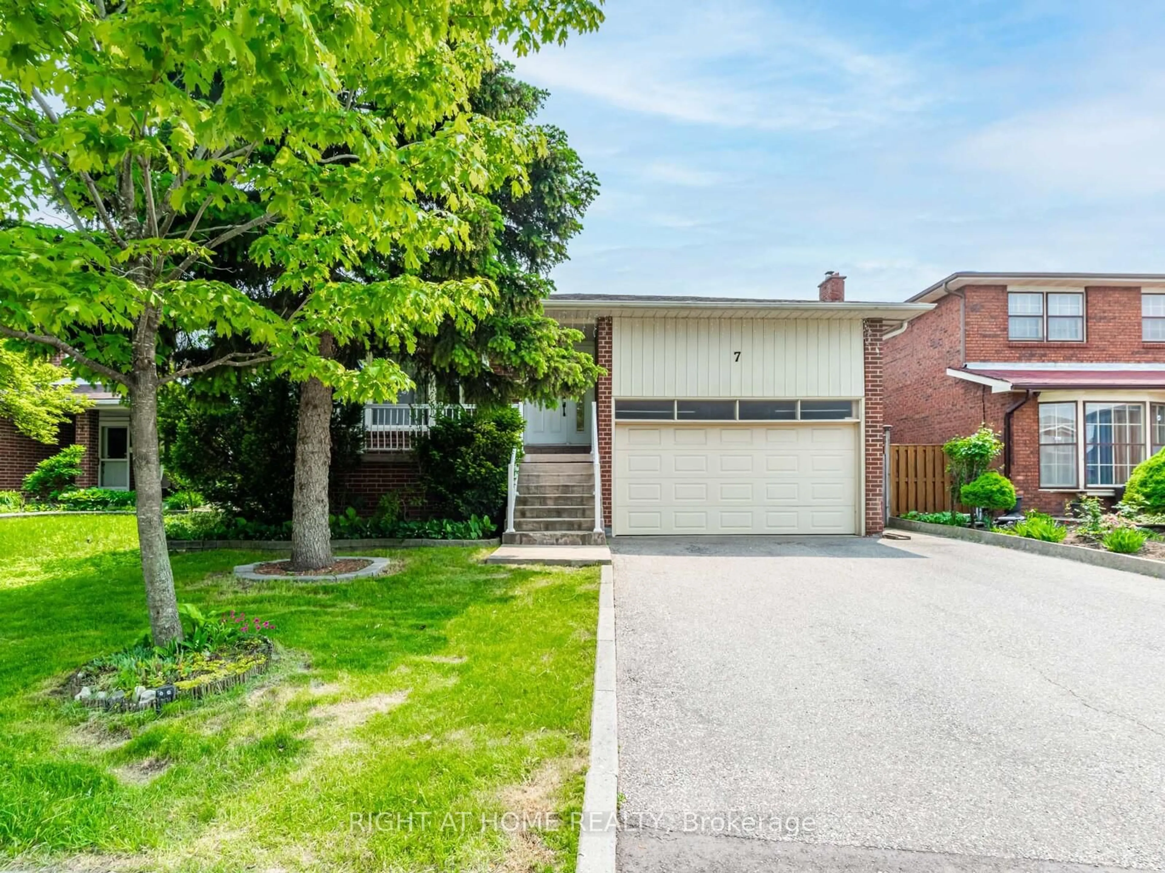 Unknown for 7 Point O'Woods Dr, Vaughan Ontario L4K 2E1