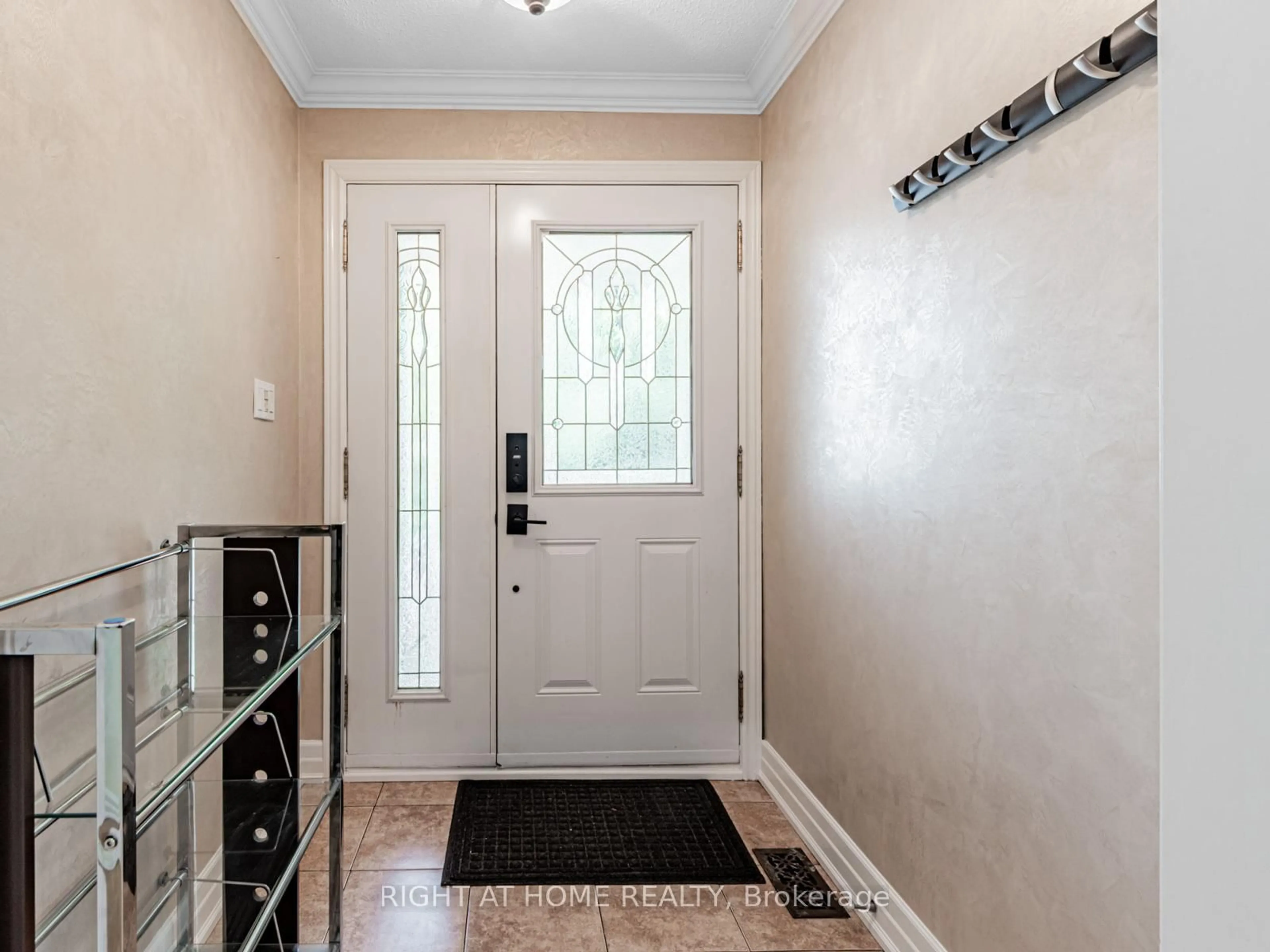 Indoor entryway for 7 Point O'Woods Dr, Vaughan Ontario L4K 2E1