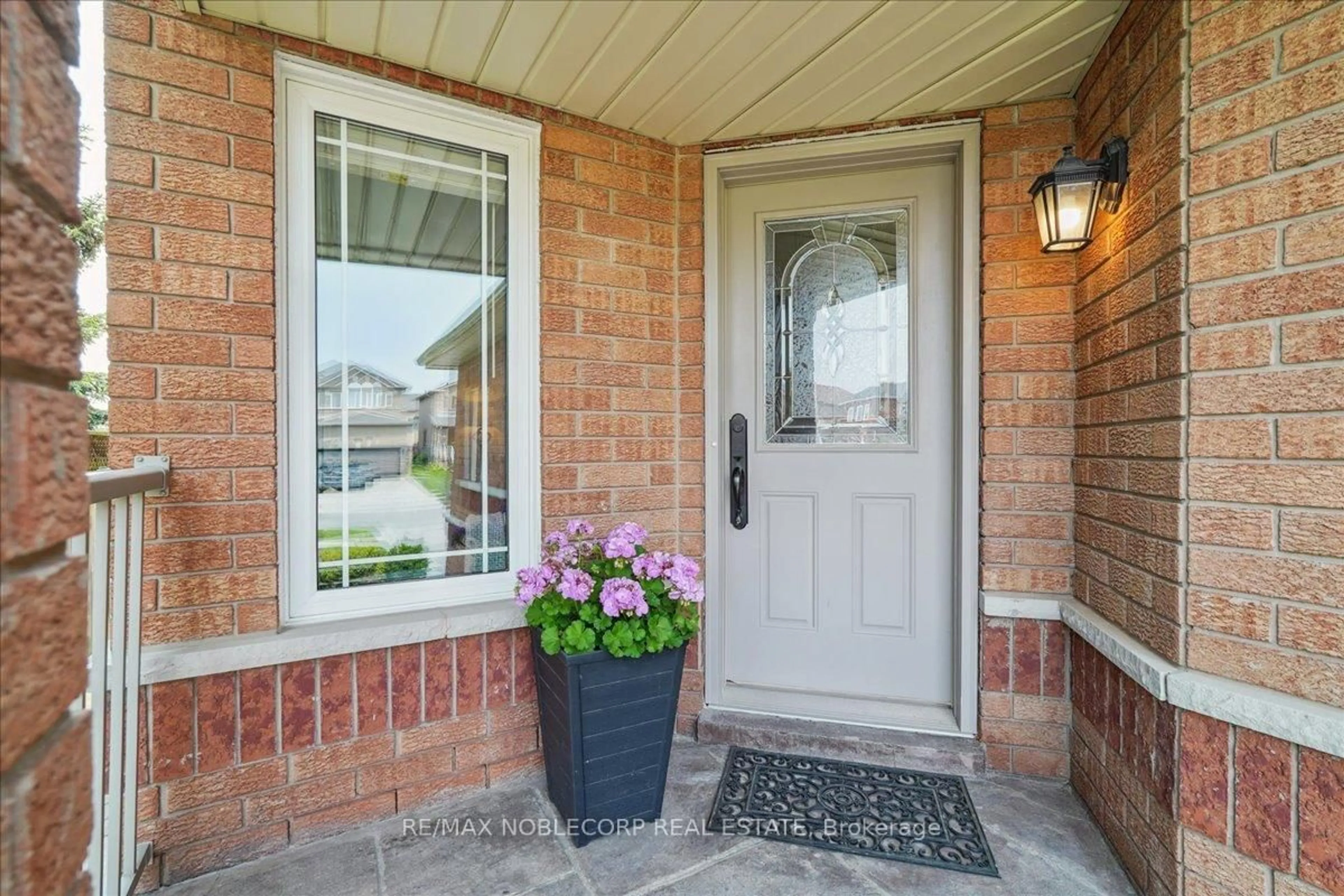Indoor entryway for 121 Isaac Murray Ave, Vaughan Ontario L6A 2S8