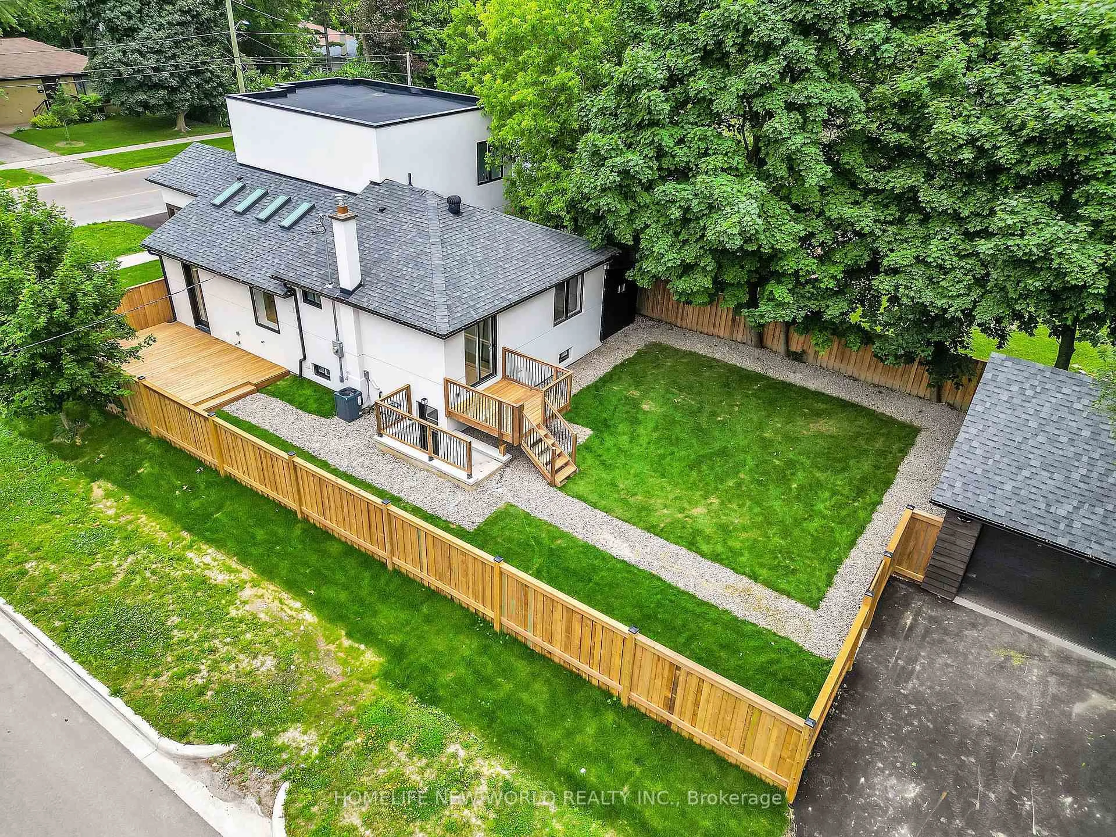 A pic from outside/outdoor area/front of a property/back of a property/a pic from drone, street for 105 Murray Dr, Aurora Ontario L4G 2C4