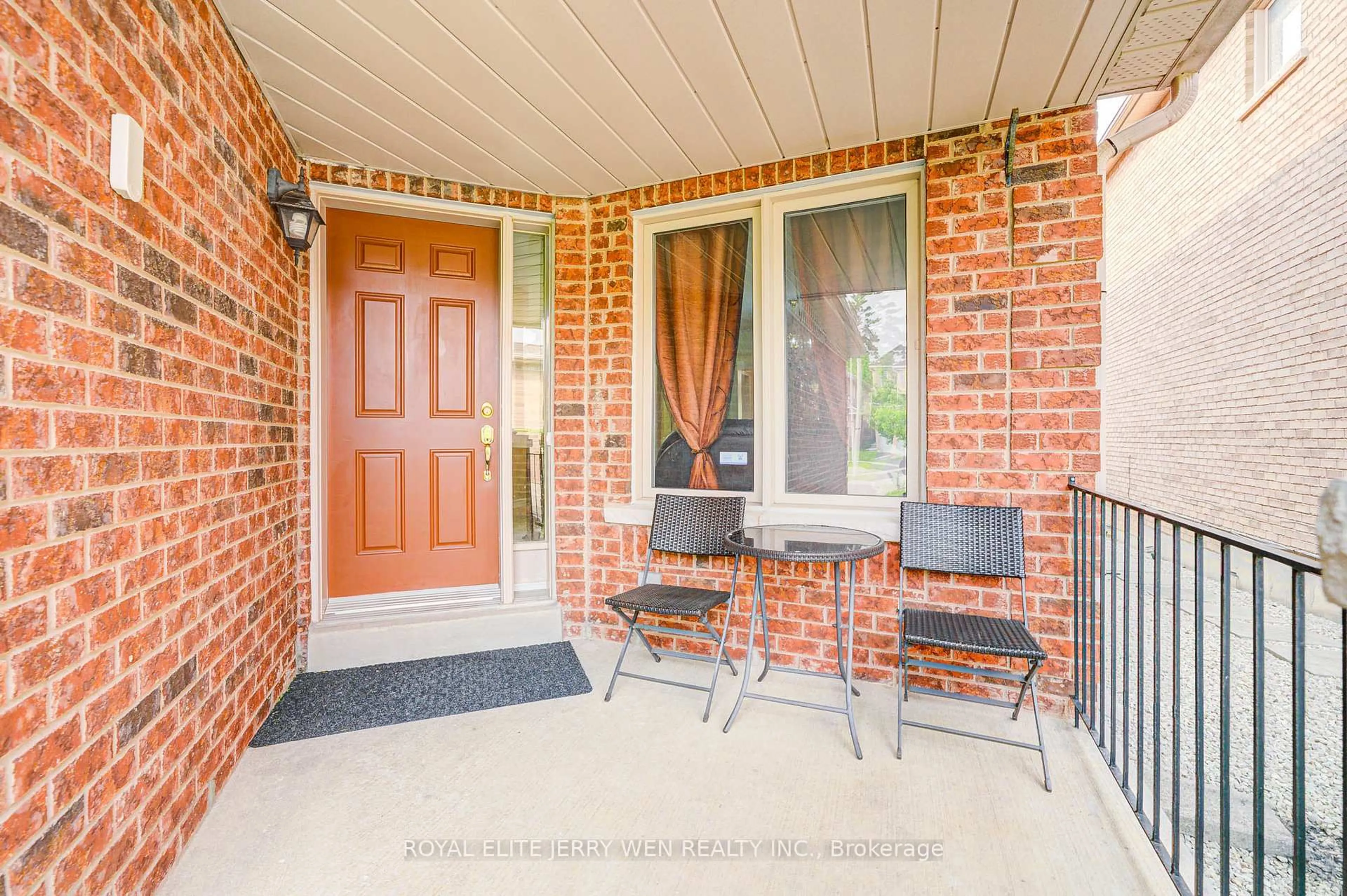 Indoor entryway for 61 Eagle Peak Dr, Richmond Hill Ontario L4S 2W3