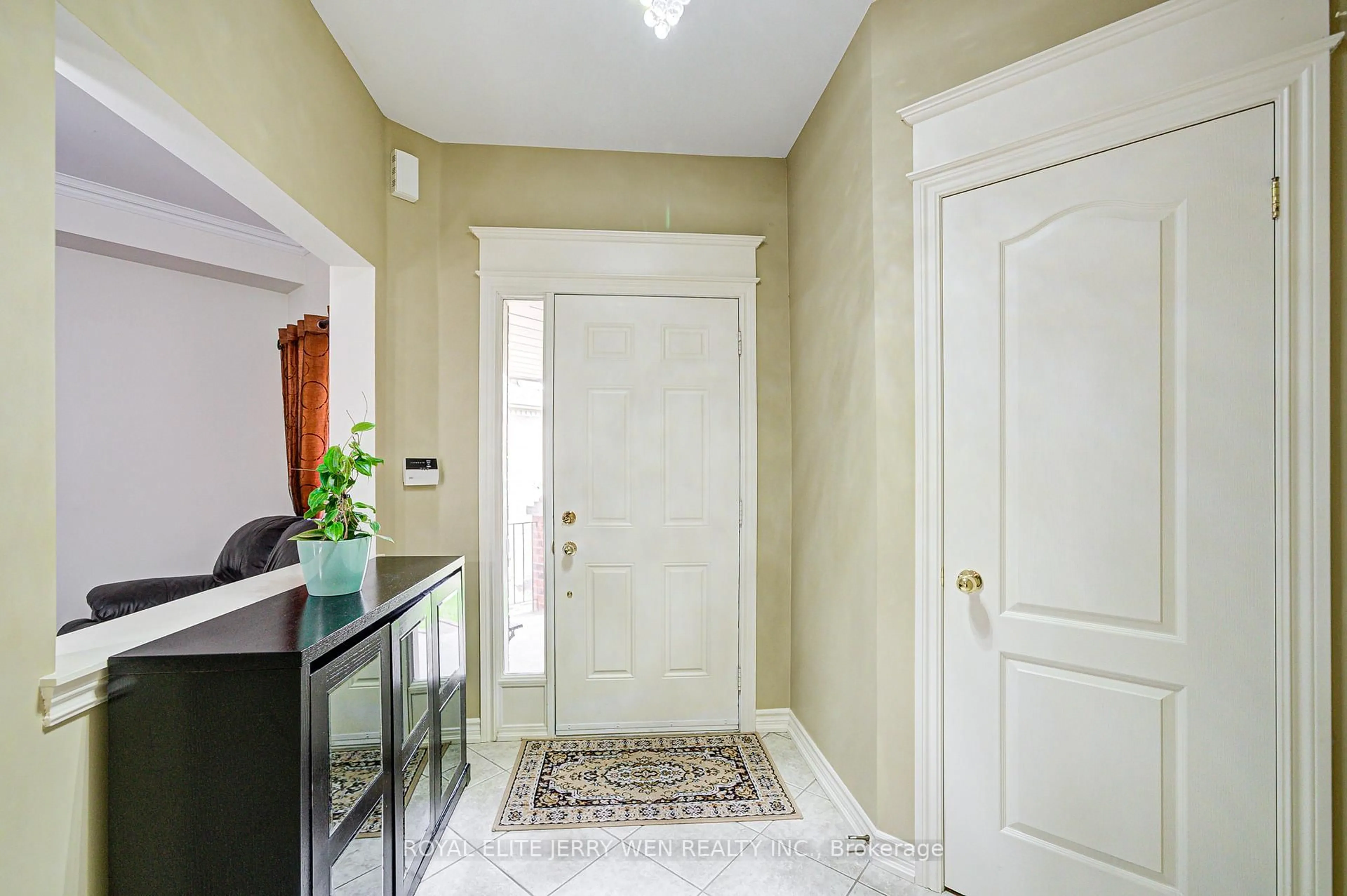 Indoor entryway for 61 Eagle Peak Dr, Richmond Hill Ontario L4S 2W3