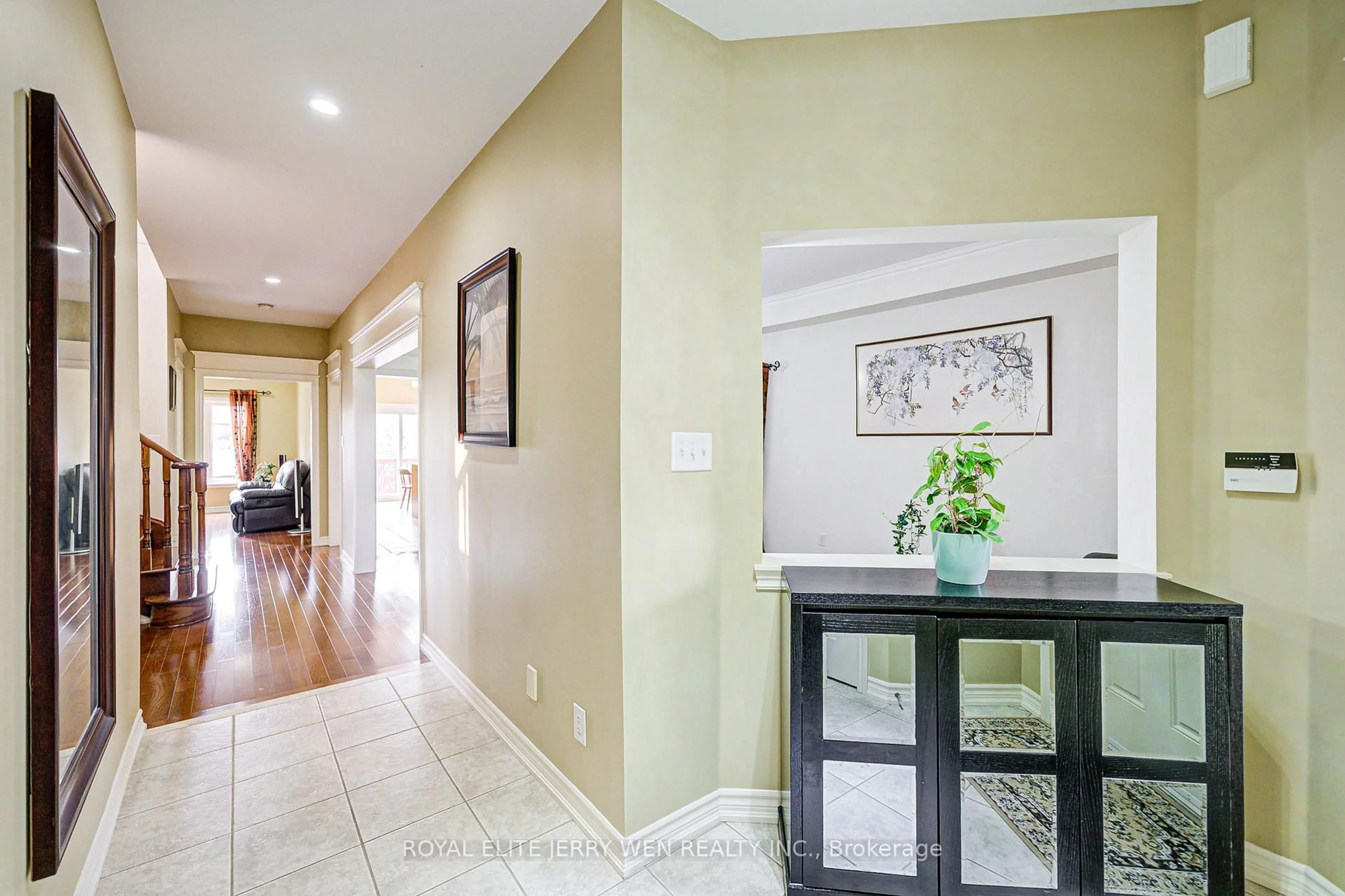 Indoor entryway for 61 Eagle Peak Dr, Richmond Hill Ontario L4S 2W3