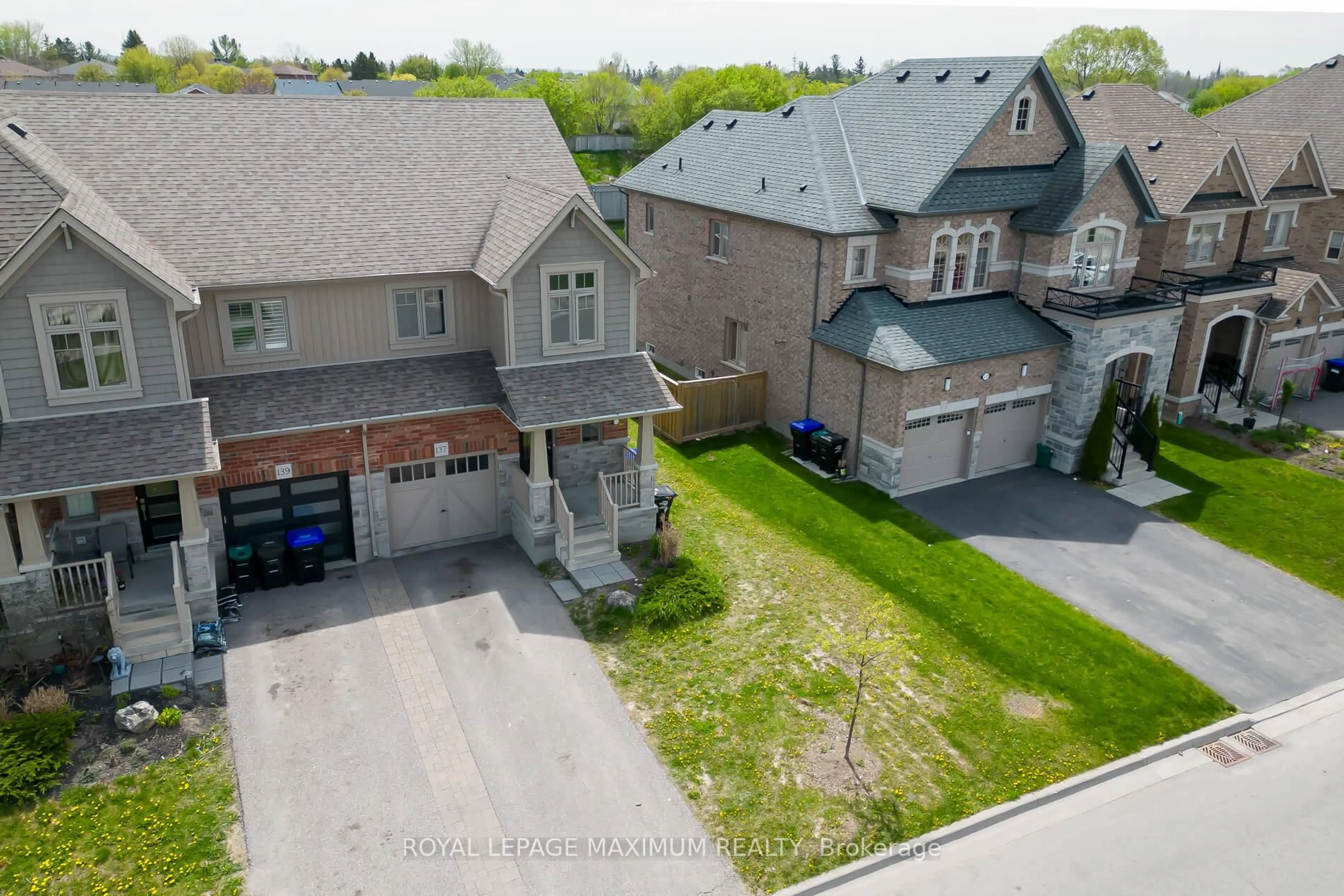 A pic from outside/outdoor area/front of a property/back of a property/a pic from drone, street for 137 Hutchinson Dr, New Tecumseth Ontario L9R 0P6