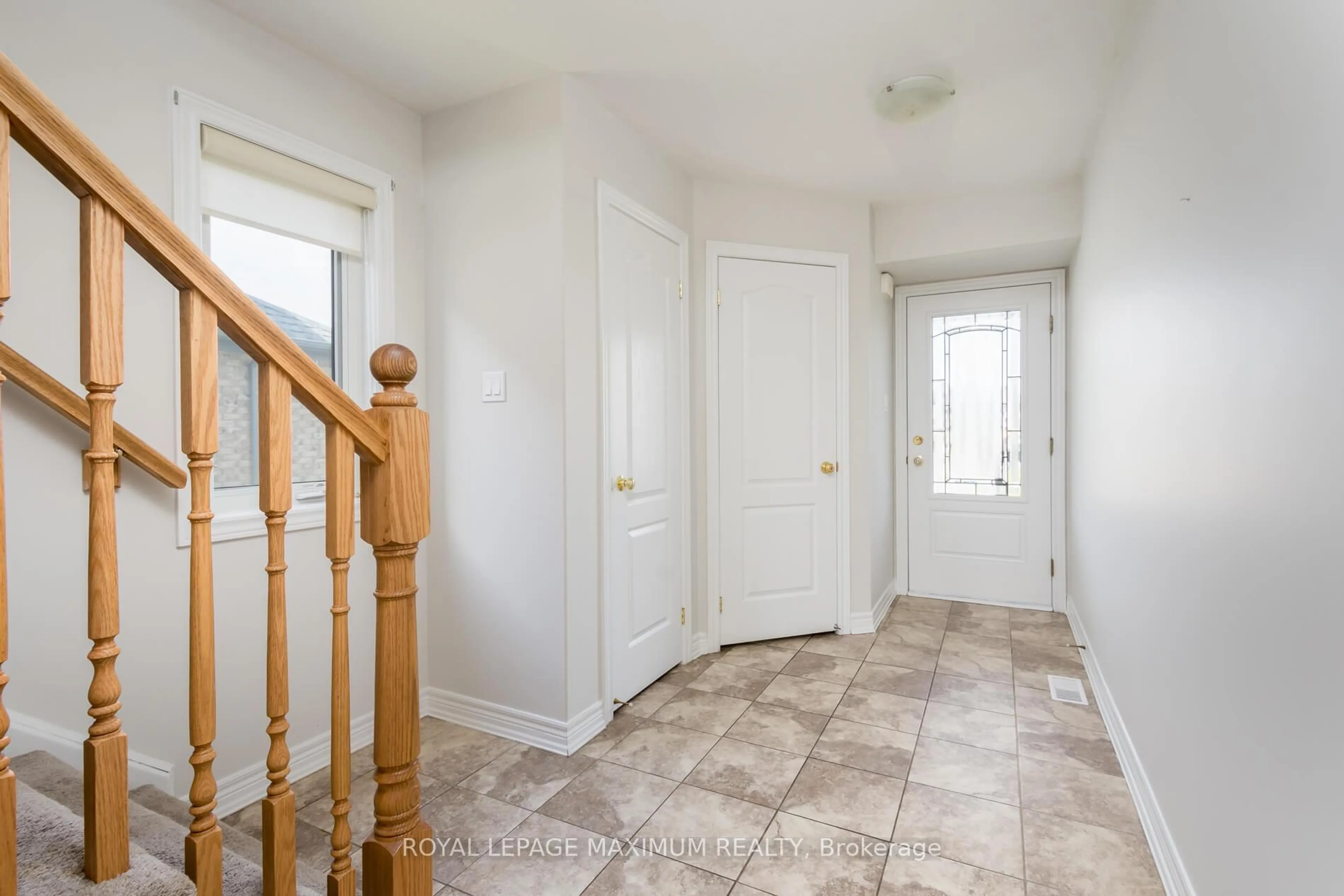 Indoor entryway for 137 Hutchinson Dr, New Tecumseth Ontario L9R 0P6