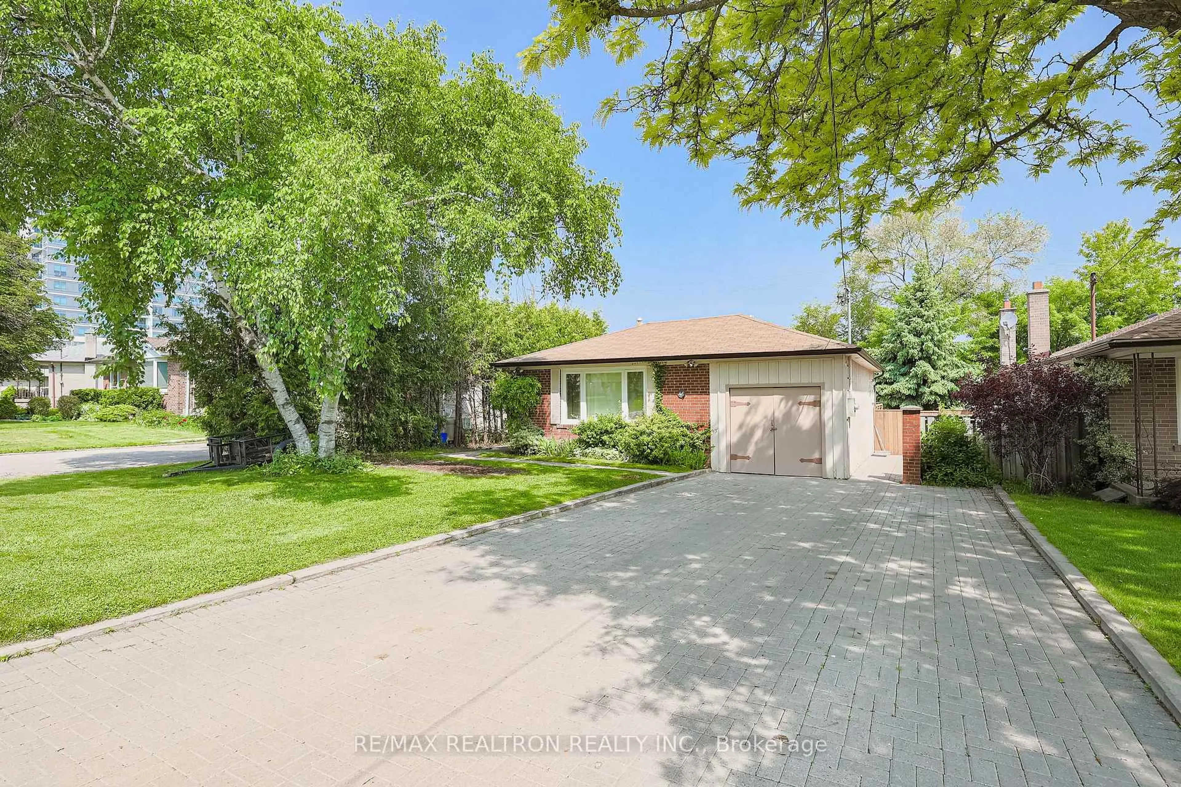 A pic from outside/outdoor area/front of a property/back of a property/a pic from drone, street for 46 Meadowview Ave, Markham Ontario L3T 1K7