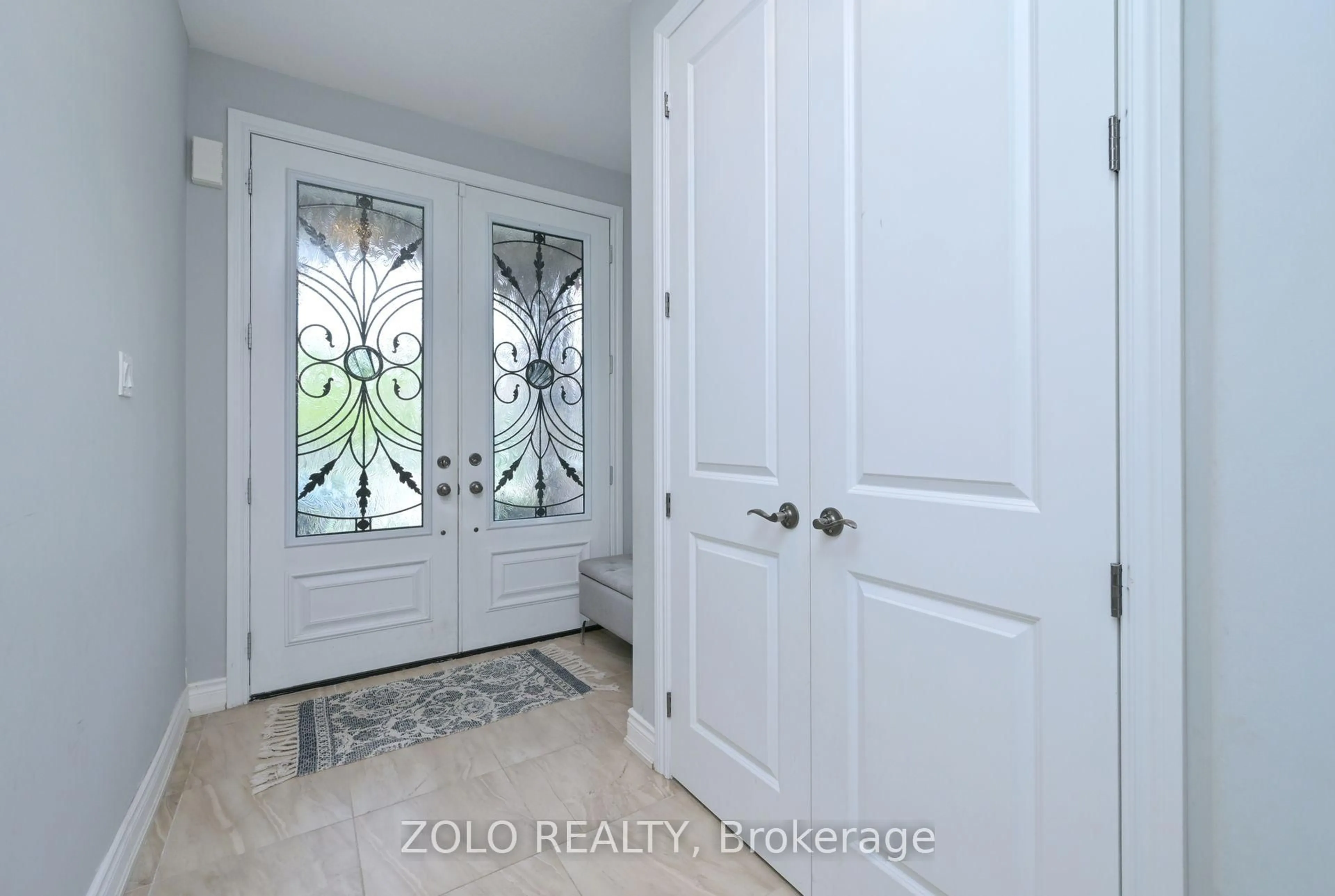 Indoor entryway for 69 WALKER Blvd, New Tecumseth Ontario L9R 0N3