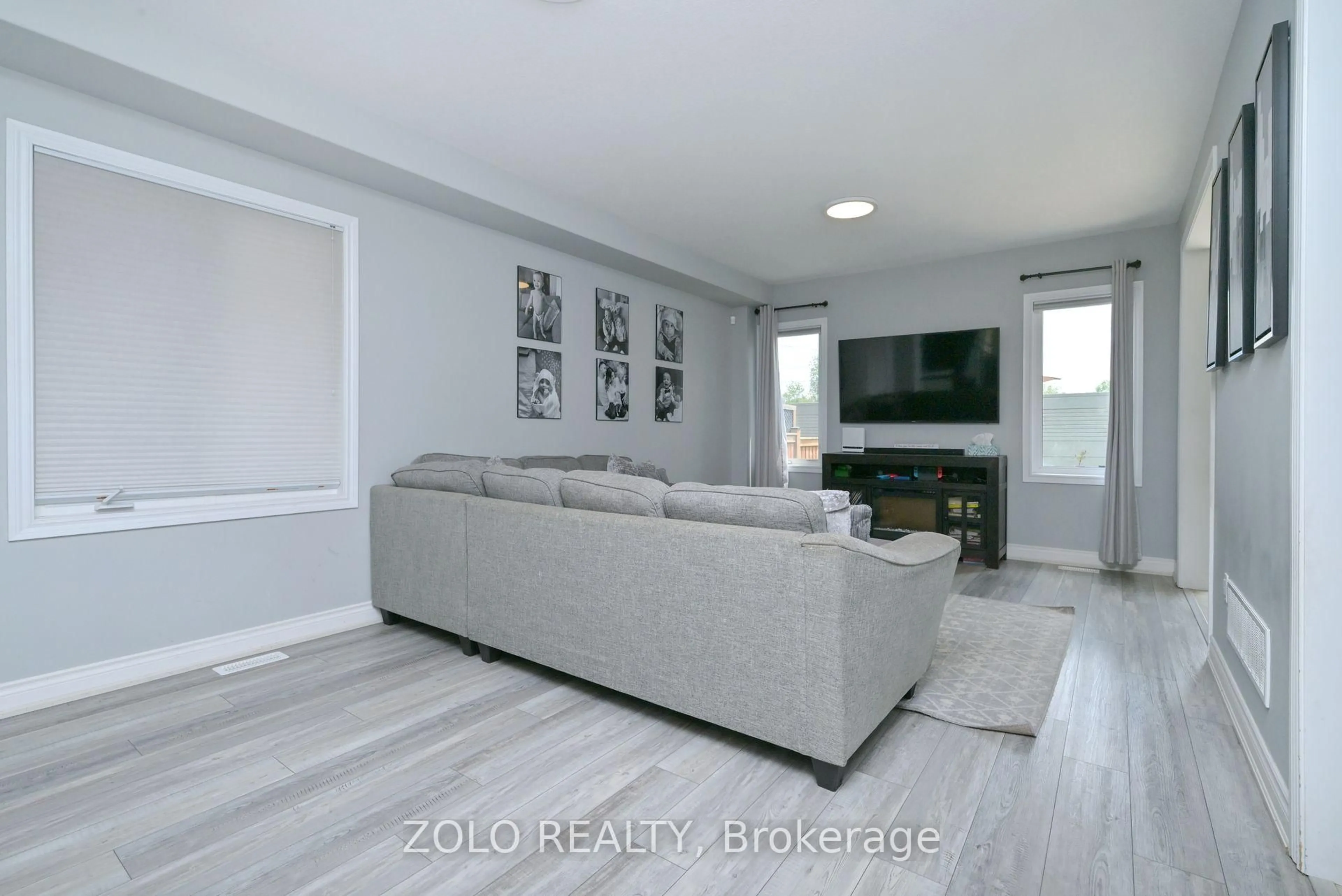 Living room with furniture, unknown for 69 WALKER Blvd, New Tecumseth Ontario L9R 0N3