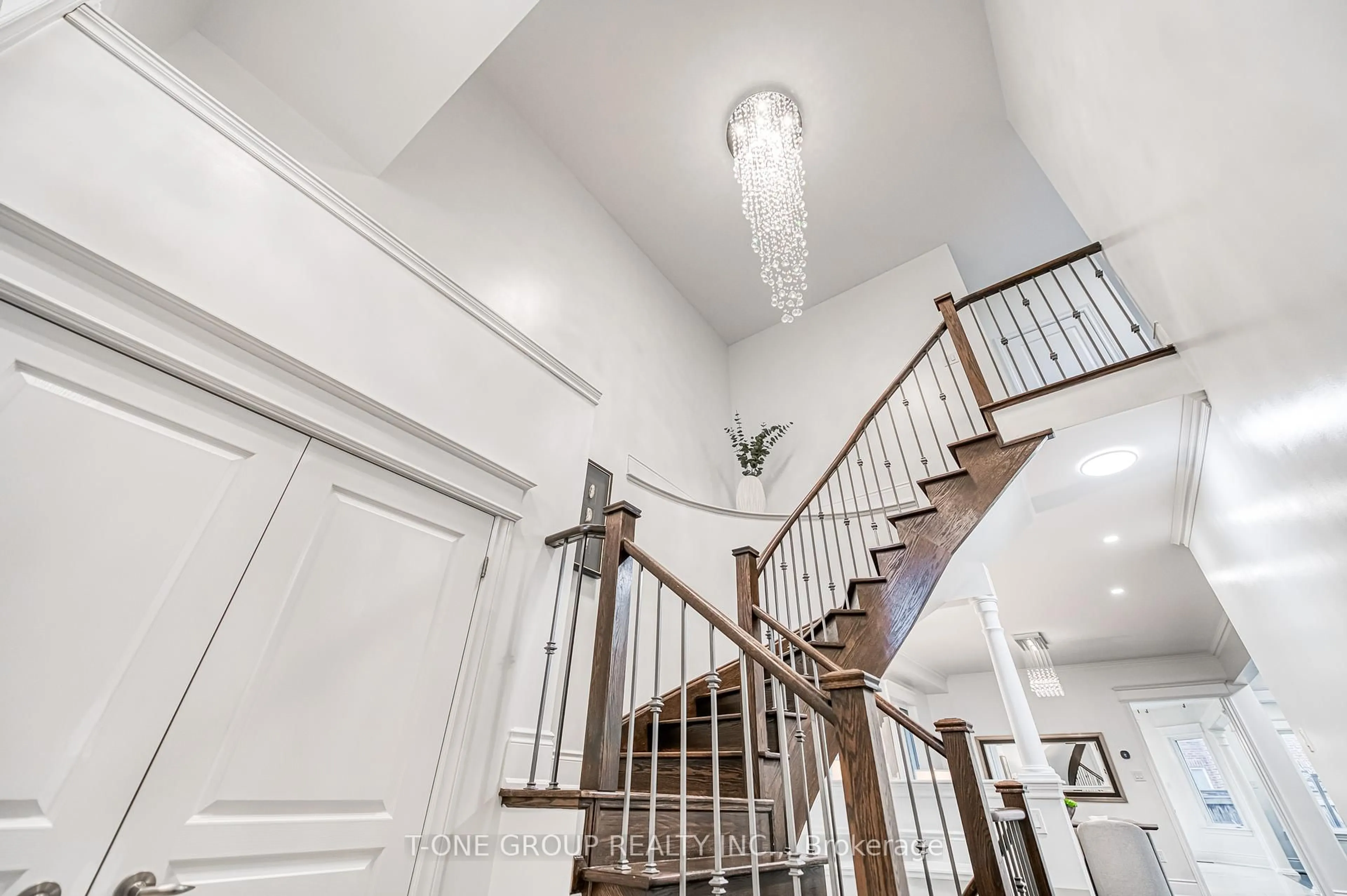 Indoor foyer for 20 Aegis Dr, Vaughan Ontario L6A 4M5