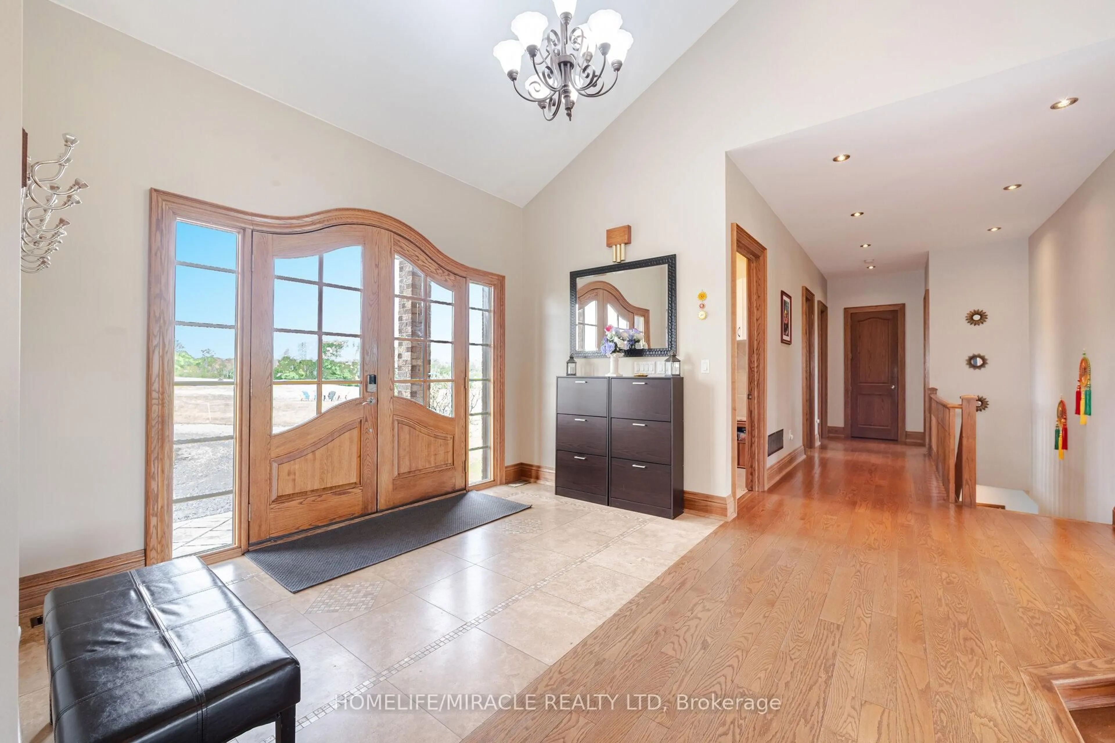 Indoor foyer for 1029 Concession 3 Rd, Adjala-Tosorontio Ontario L0N 1P0