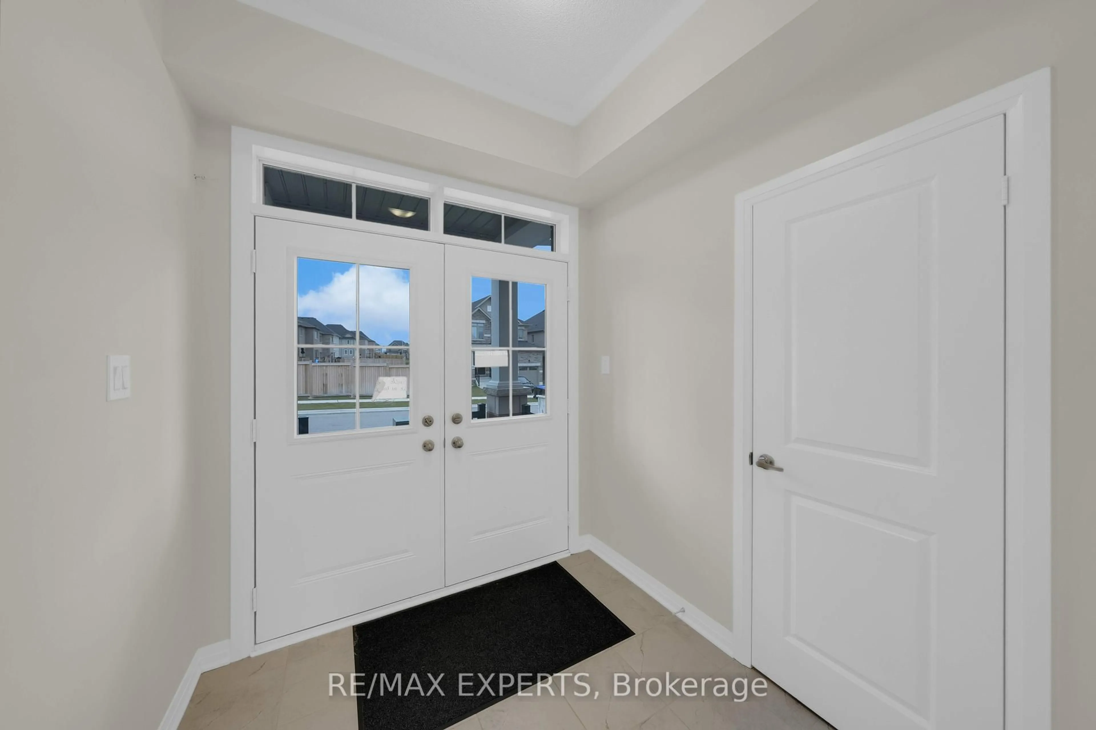 Indoor entryway for 1359 Broderick St, Innisfil Ontario L9S 0P5