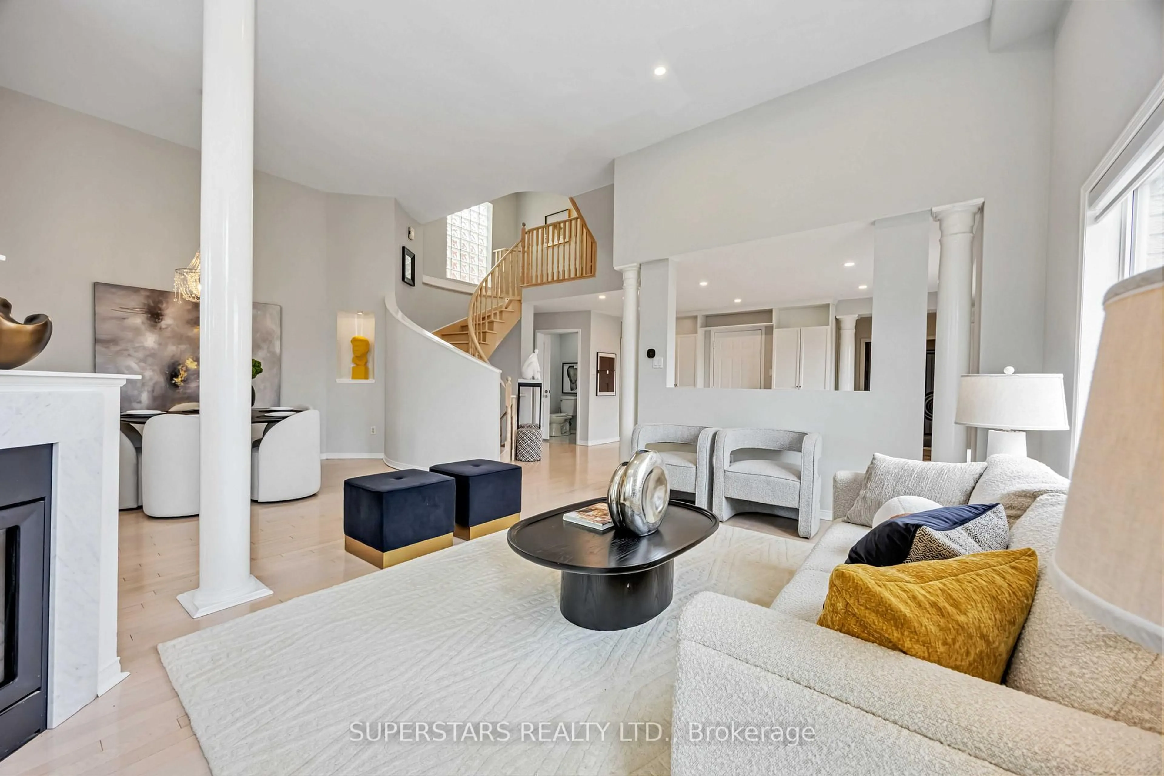 Living room with furniture, unknown for 85 Queensway Dr, Richmond Hill Ontario L4S 1R9