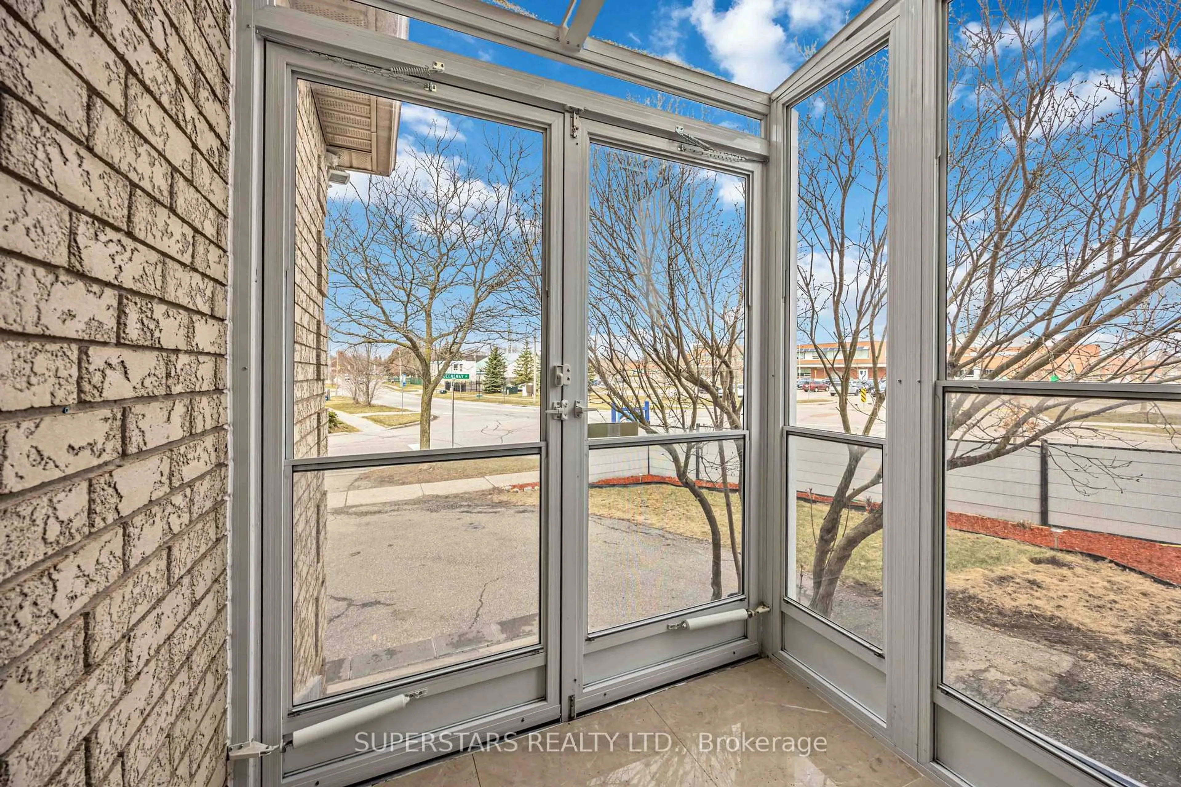 Indoor entryway for 85 Queensway Dr, Richmond Hill Ontario L4S 1R9