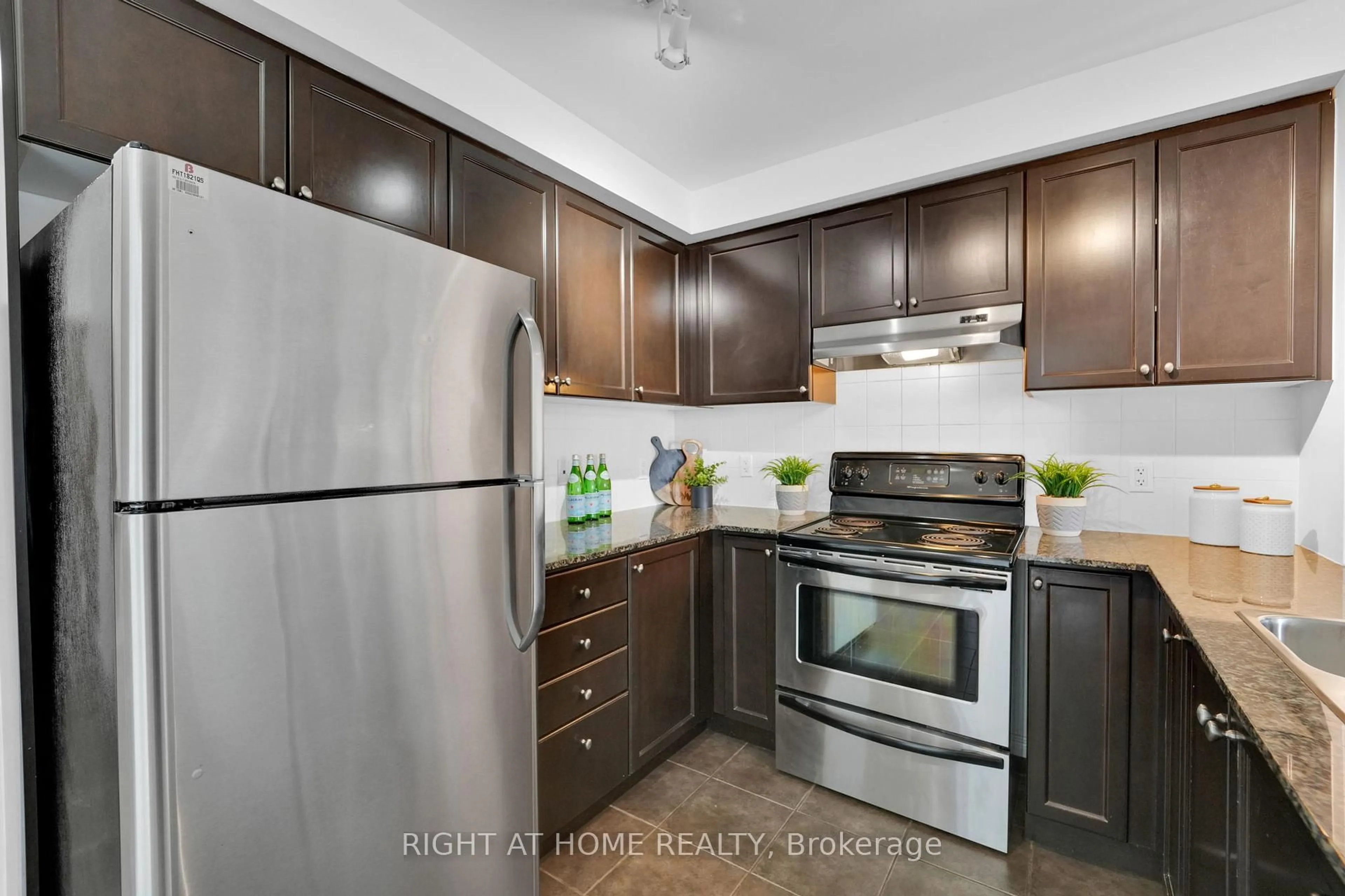 Standard kitchen, unknown for 2 Maison Parc Crt #710, Vaughan Ontario L4J 9K4