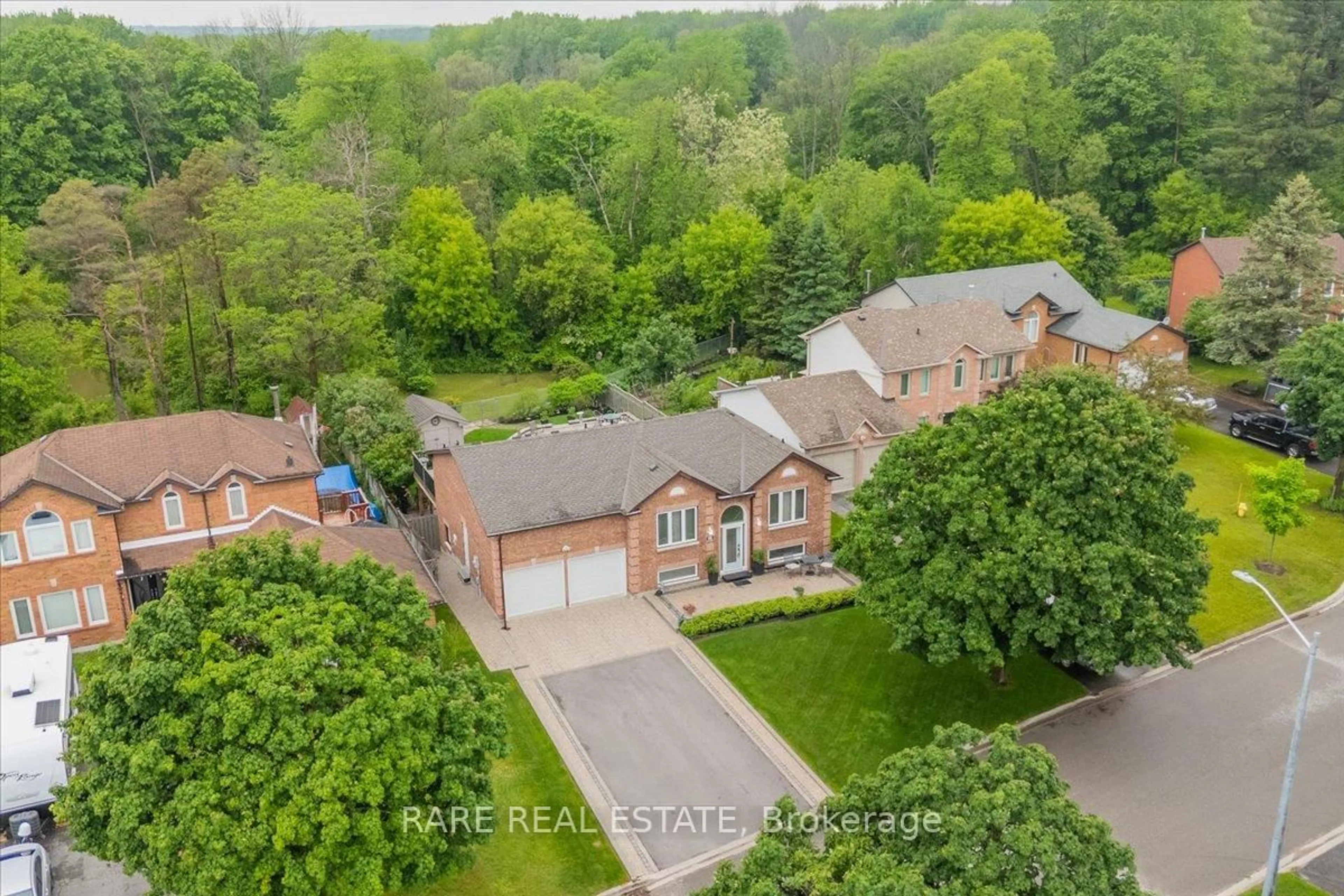 A pic from outside/outdoor area/front of a property/back of a property/a pic from drone, street for 58 Edenbridge Dr, Essa Ontario L3W 0K8