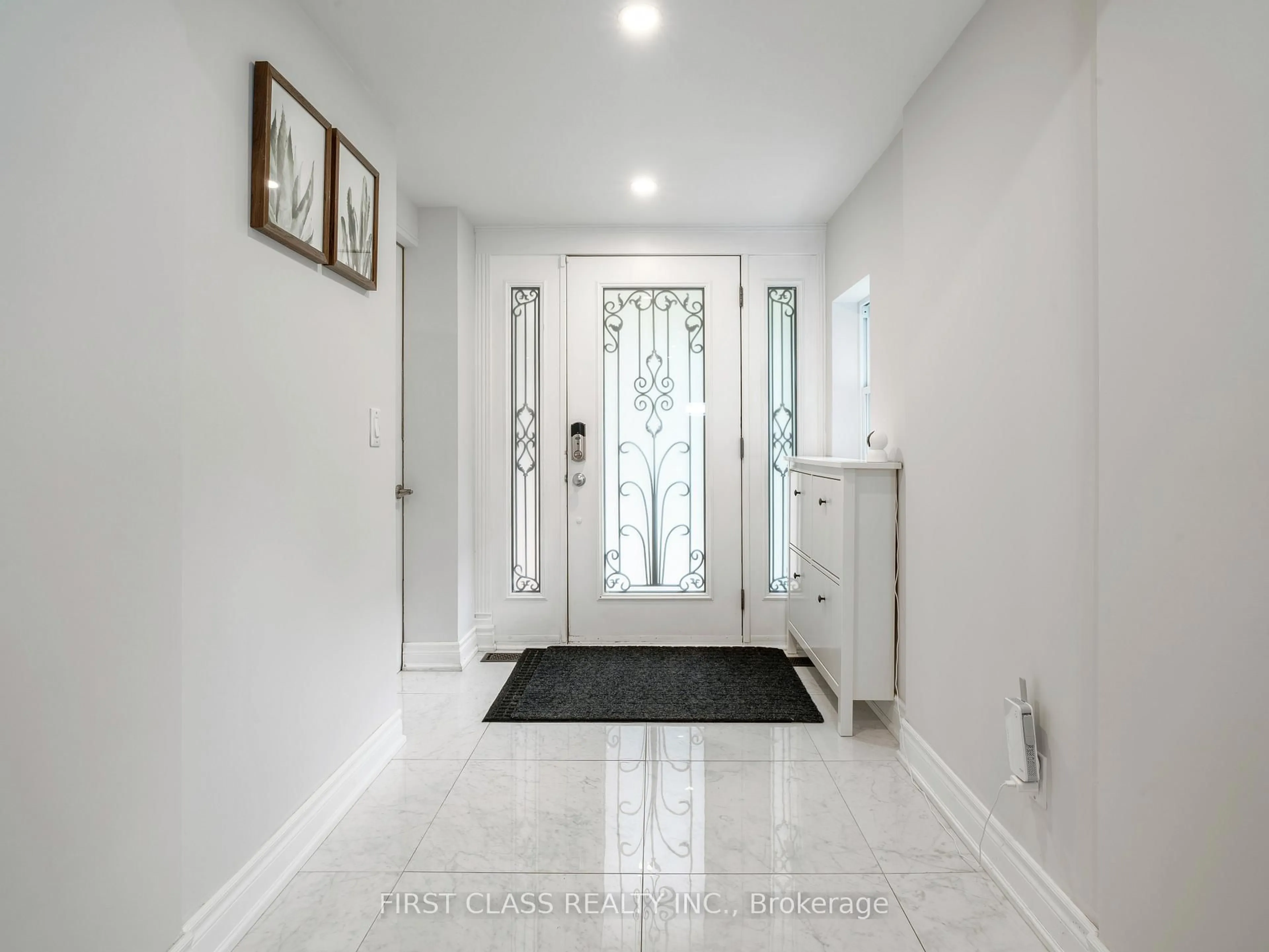 Indoor foyer for 147 Oxford St, Richmond Hill Ontario L4C 4L5
