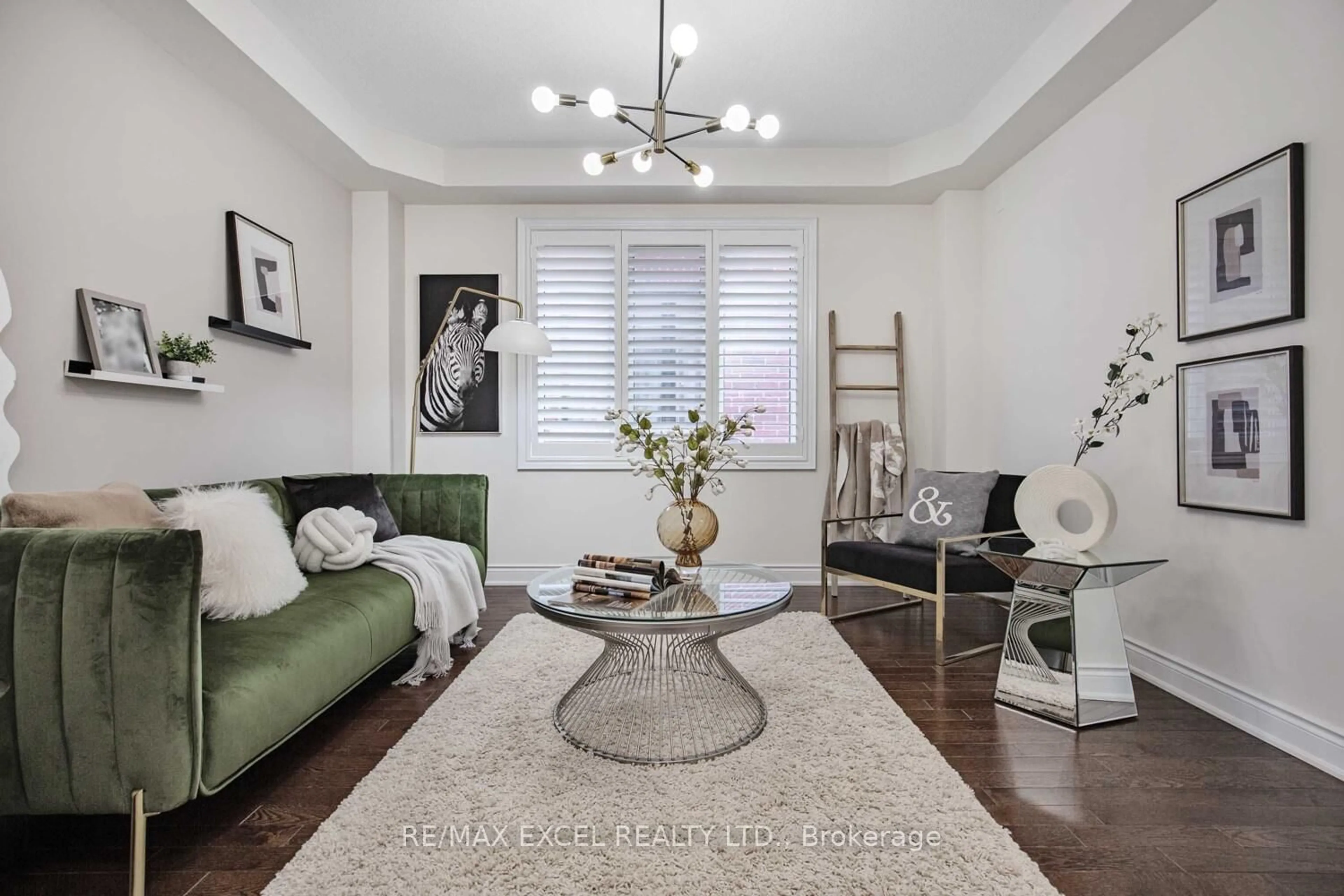 Living room with furniture, unknown for 22 BRUCEFIELD Crt, Whitchurch-Stouffville Ontario L4A 1V5