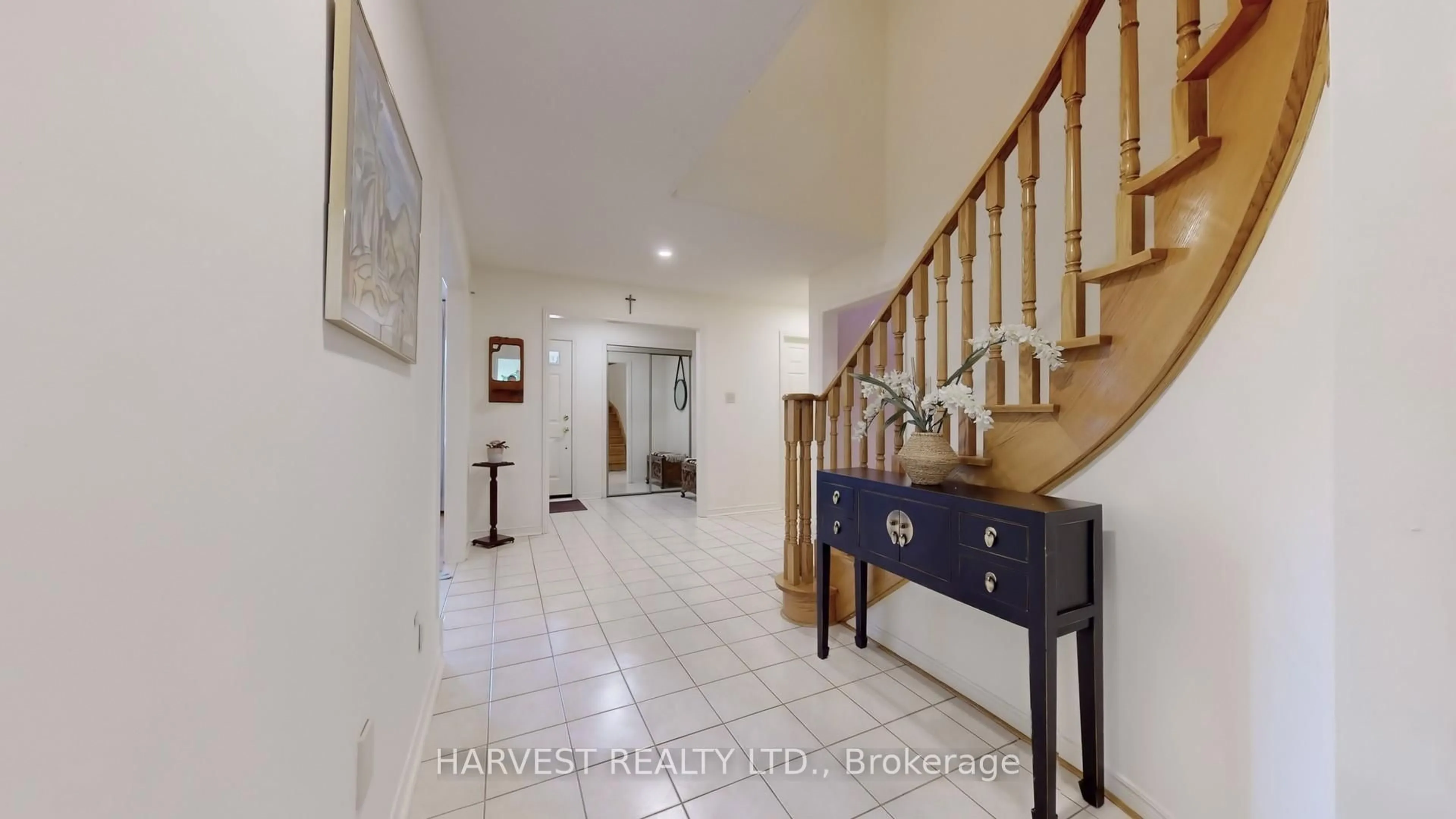 Indoor foyer for 57 Summitcrest Dr, Richmond Hill Ontario L4S 1A7