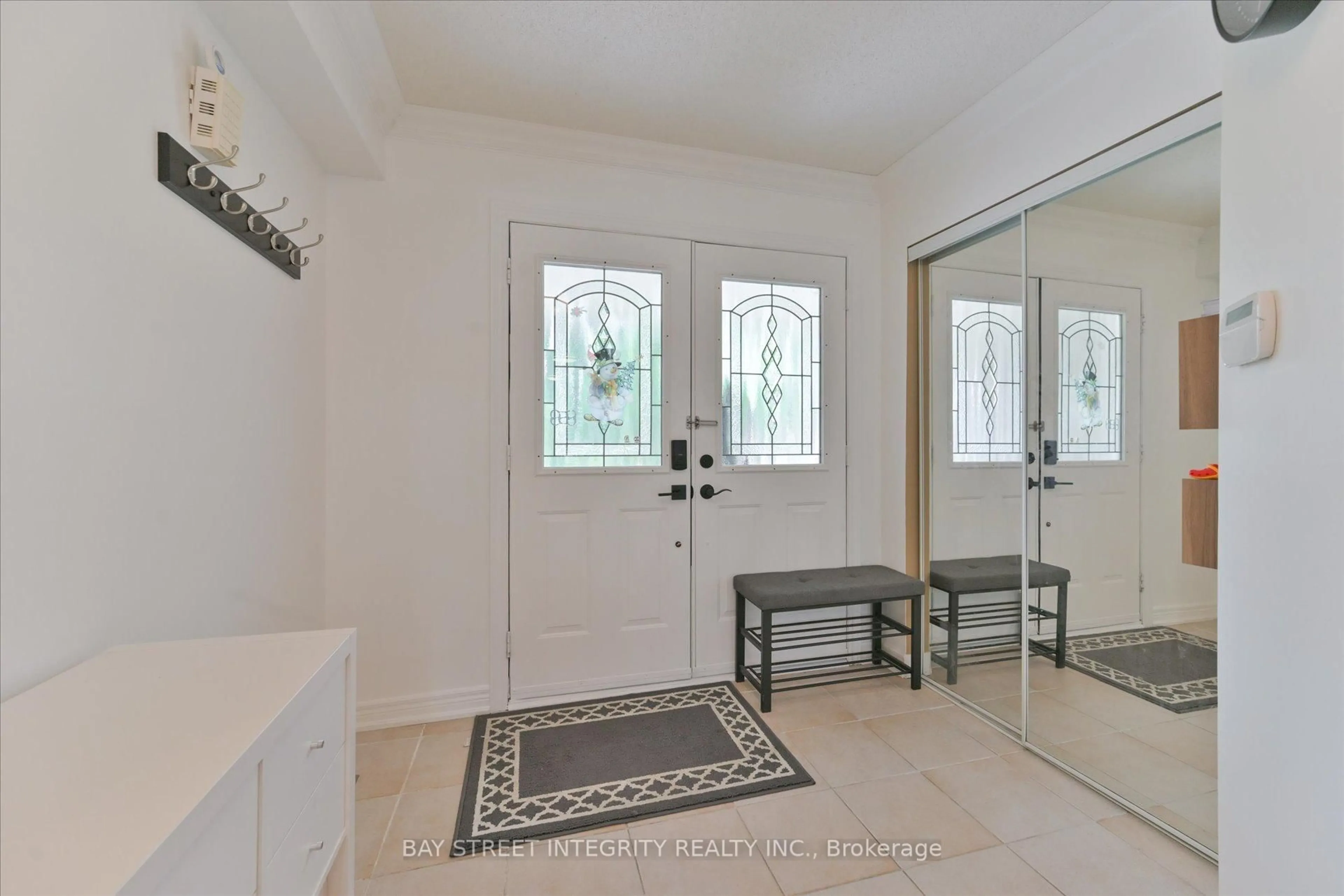Indoor entryway for 32 Sail Cres, Vaughan Ontario L6A 2Z2