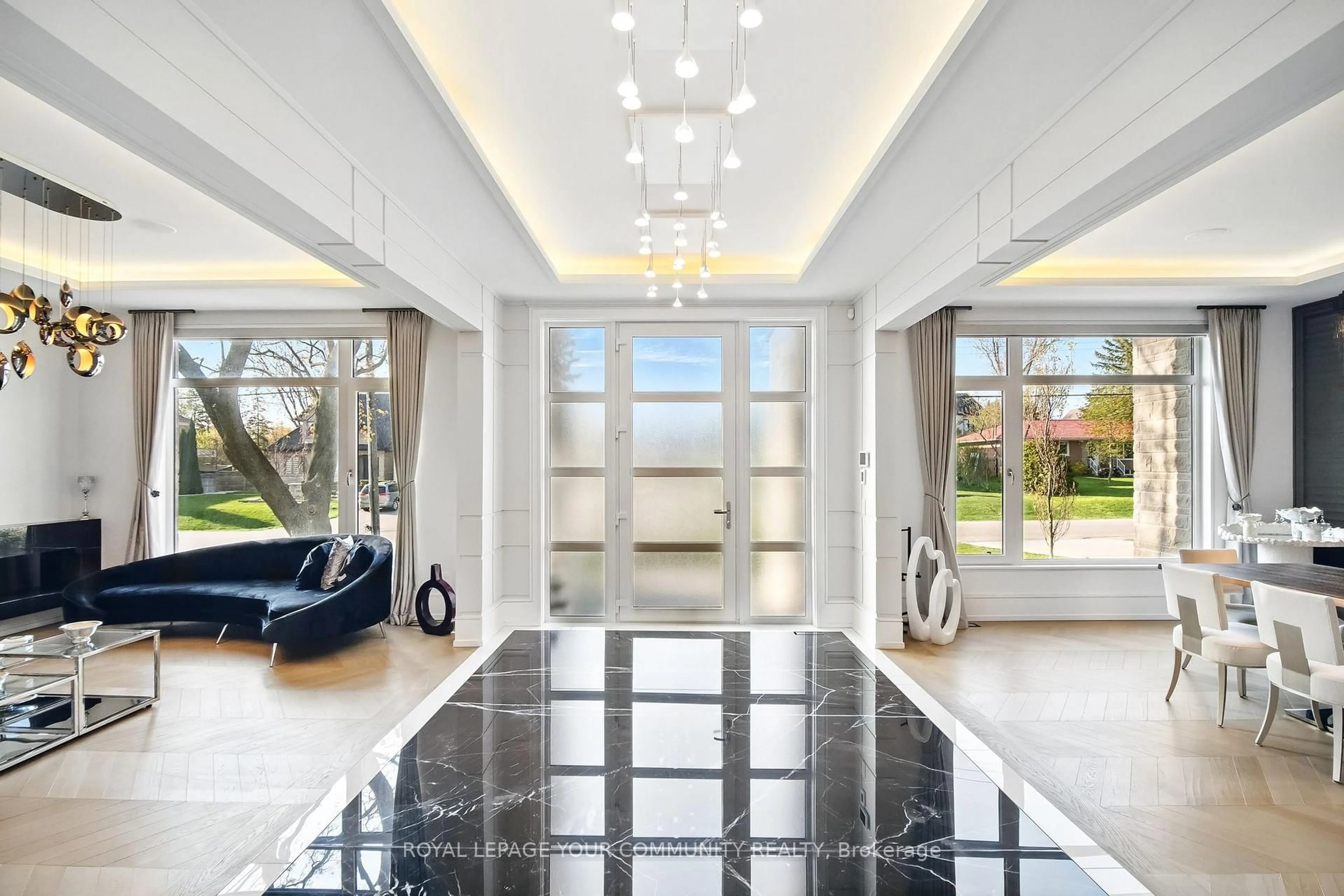 Indoor foyer for 115 Patricia Dr, King Ontario L7B 1H3
