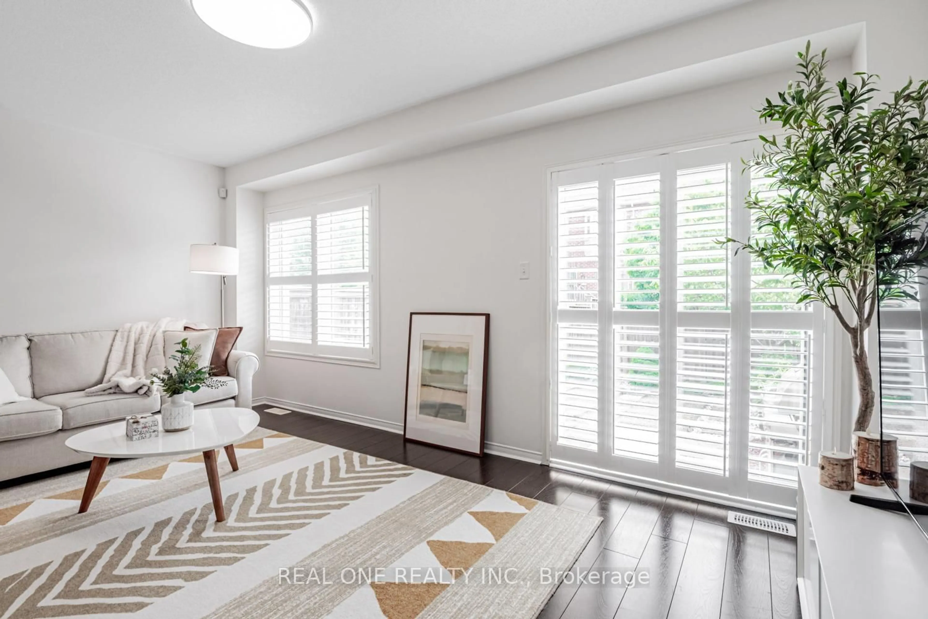 Indoor entryway for 16 Bearings Ave, Whitchurch-Stouffville Ontario L4A 0W6