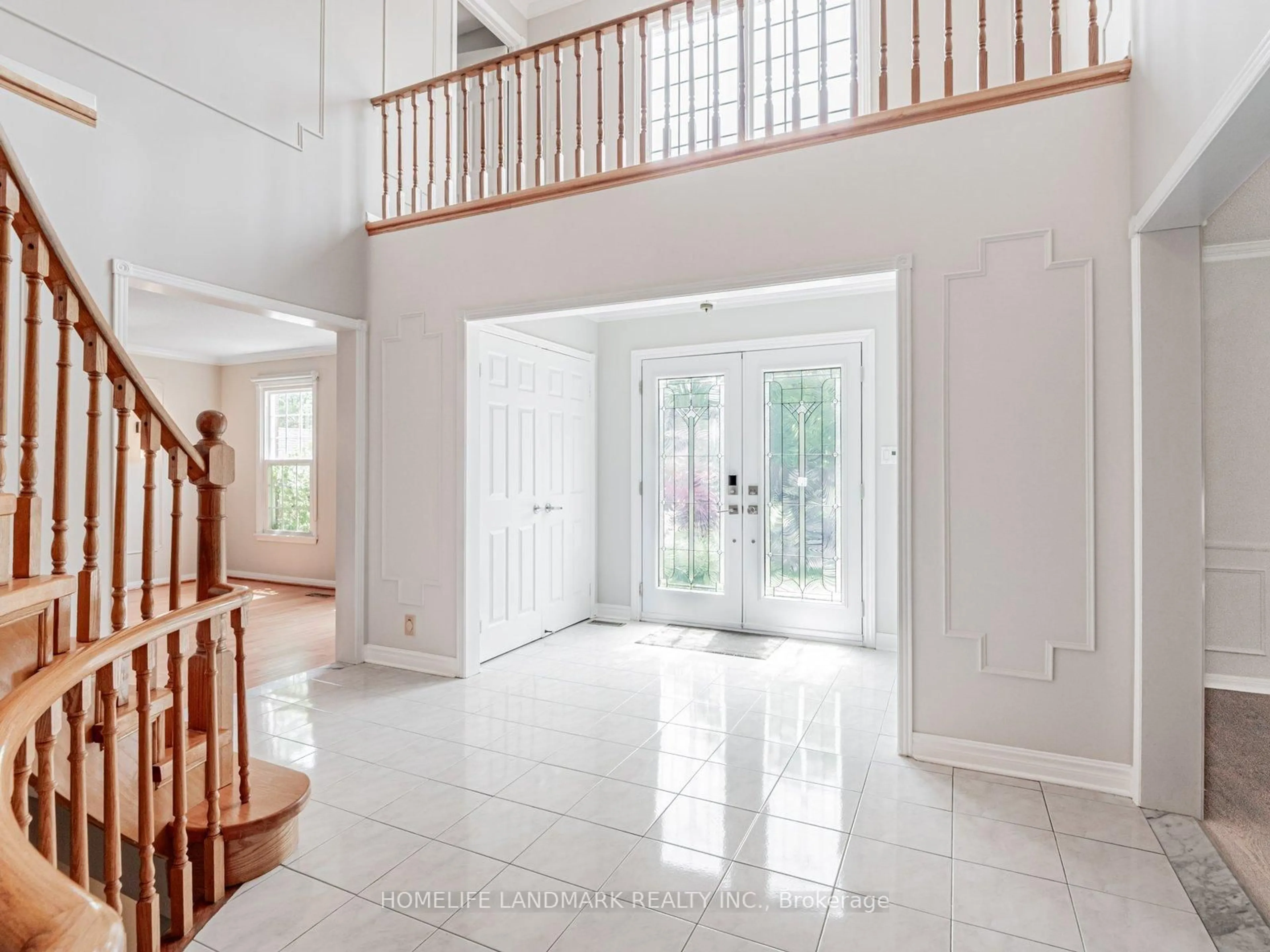 Indoor foyer for 16 Briarwood Rd, Markham Ontario L3R 2X2