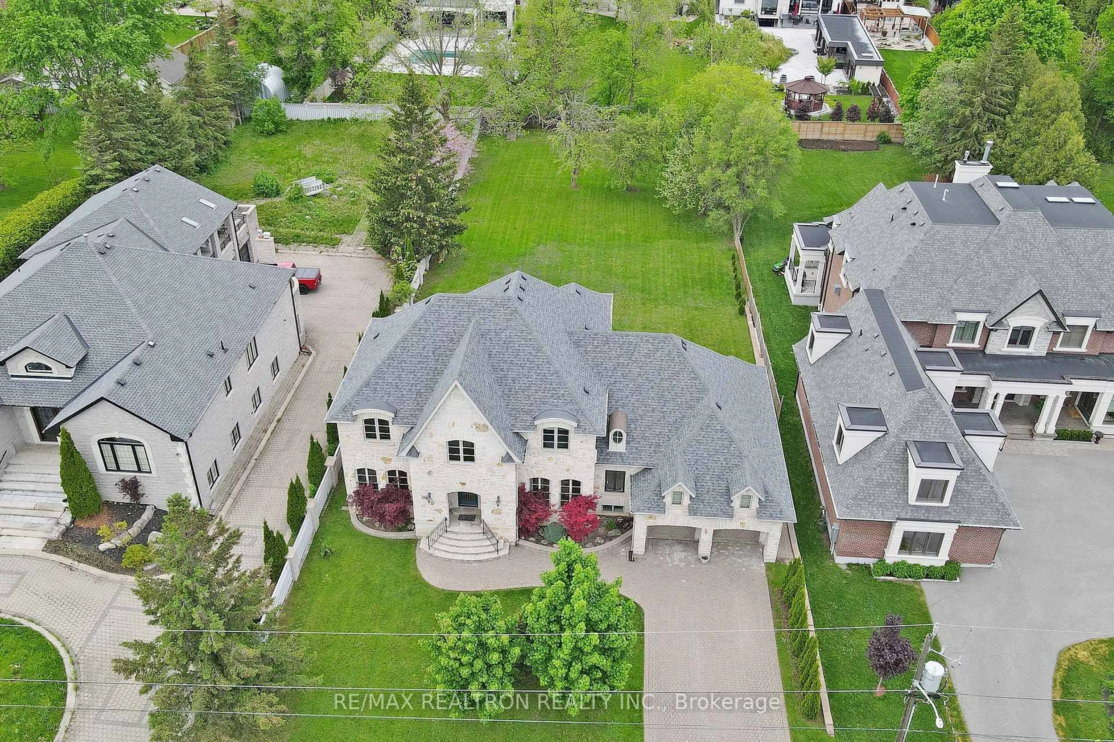 A pic from outside/outdoor area/front of a property/back of a property/a pic from drone, street for 35 Boyle Dr, Richmond Hill Ontario L4C 6C8