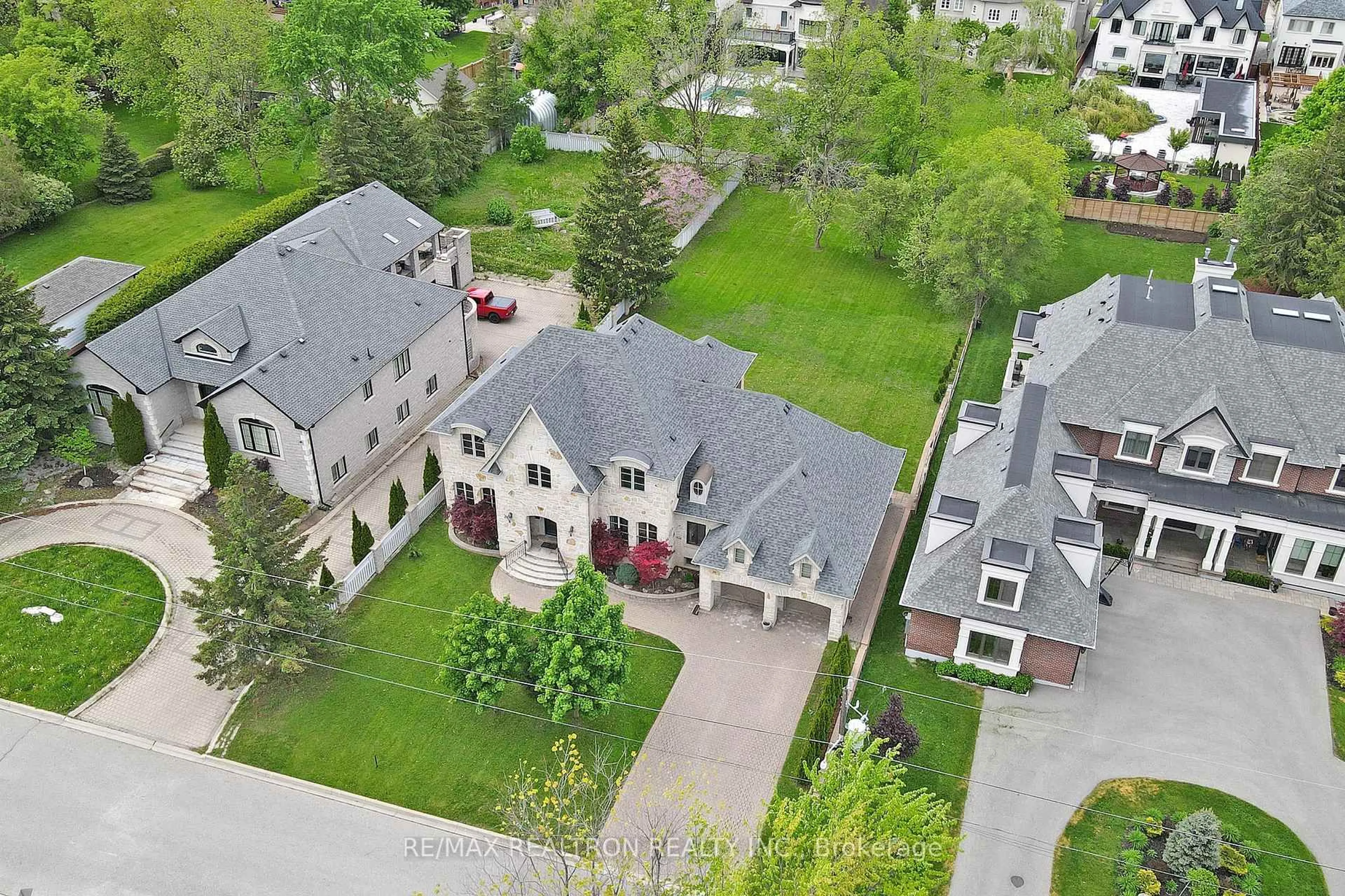 A pic from outside/outdoor area/front of a property/back of a property/a pic from drone, street for 35 Boyle Dr, Richmond Hill Ontario L4C 6C8
