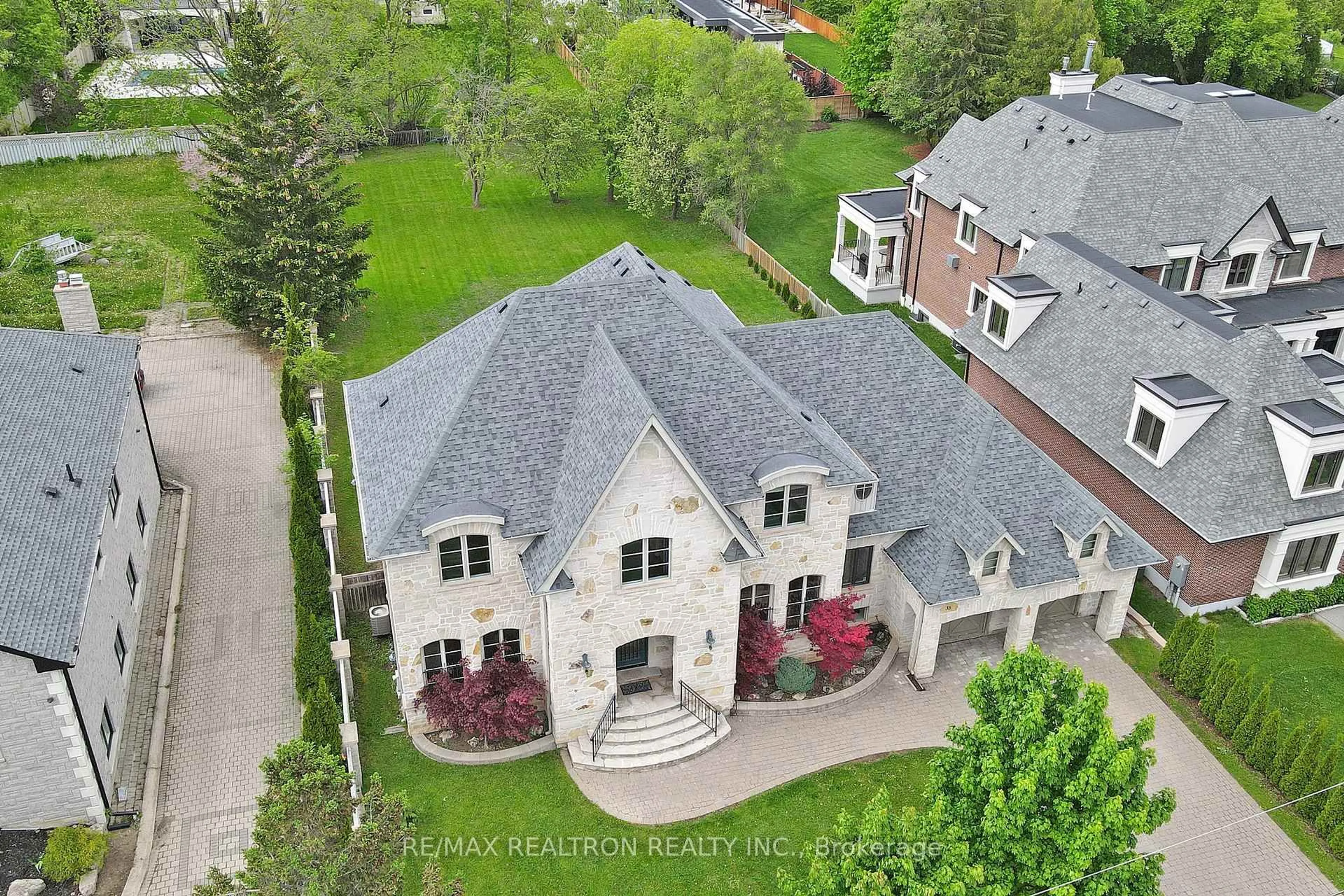 A pic from outside/outdoor area/front of a property/back of a property/a pic from drone, street for 35 Boyle Dr, Richmond Hill Ontario L4C 6C8