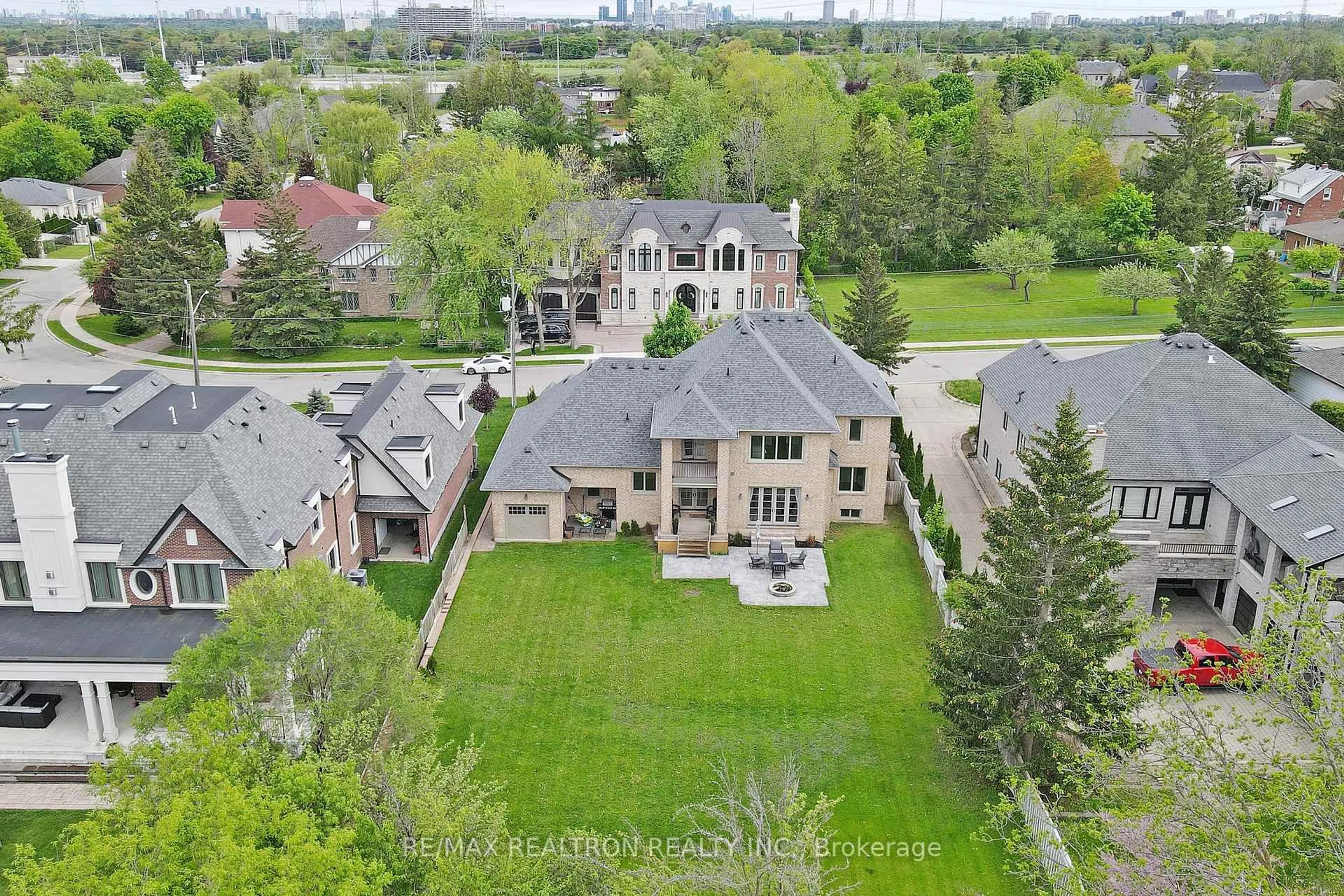 A pic from outside/outdoor area/front of a property/back of a property/a pic from drone, street for 35 Boyle Dr, Richmond Hill Ontario L4C 6C8