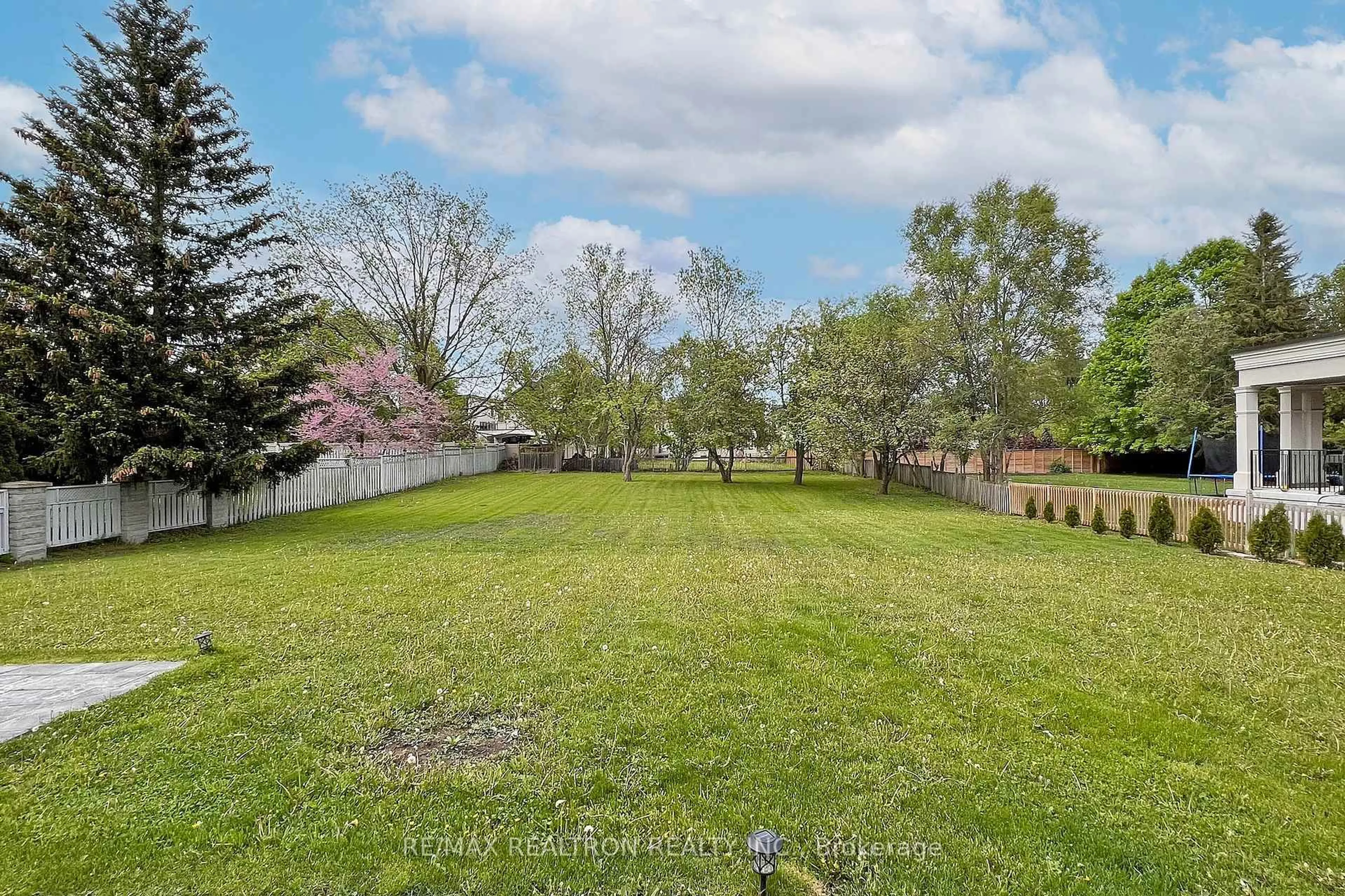 A pic from outside/outdoor area/front of a property/back of a property/a pic from drone, unknown for 35 Boyle Dr, Richmond Hill Ontario L4C 6C8
