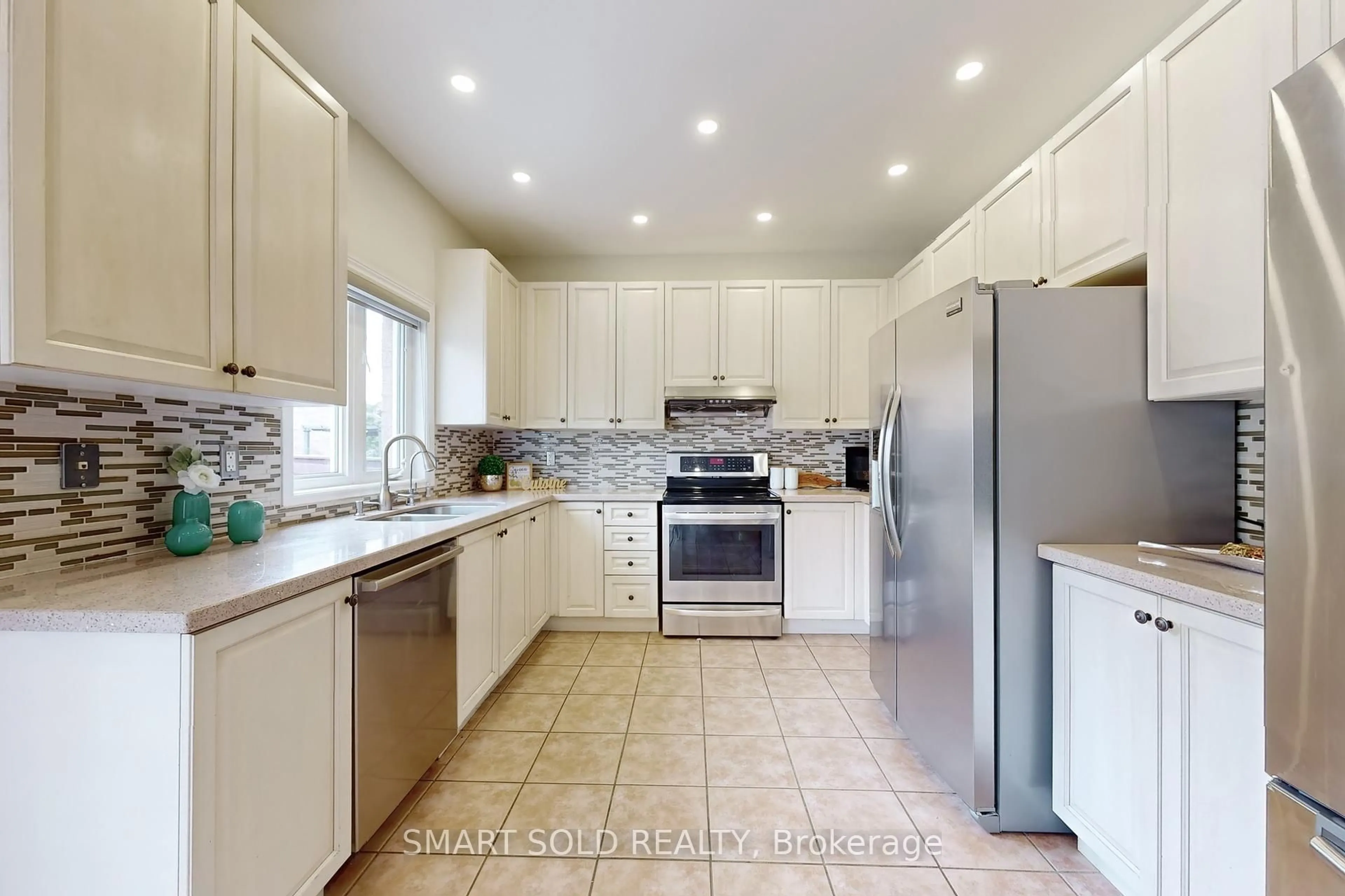 Open concept kitchen, ceramic/tile floor for 9 Casa Nova Dr, Vaughan Ontario L4H 2Z9