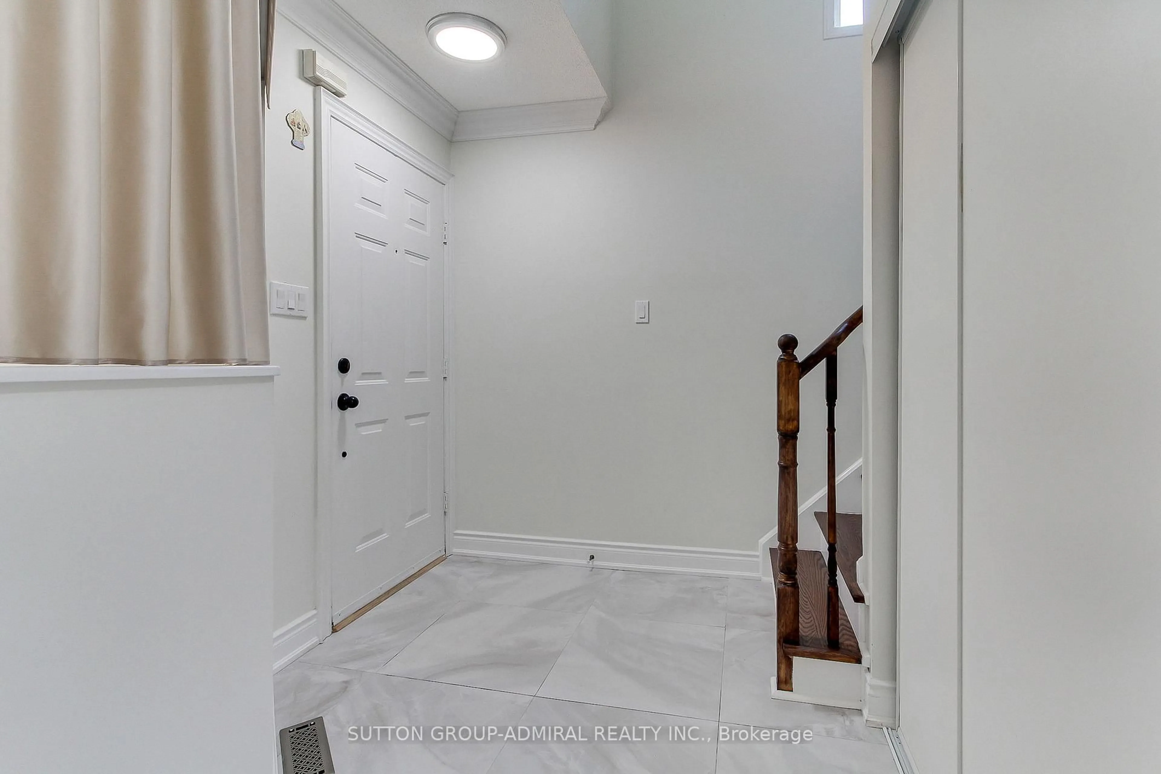 Indoor entryway for 26 Carron Ave, Vaughan Ontario L6A 1Y7