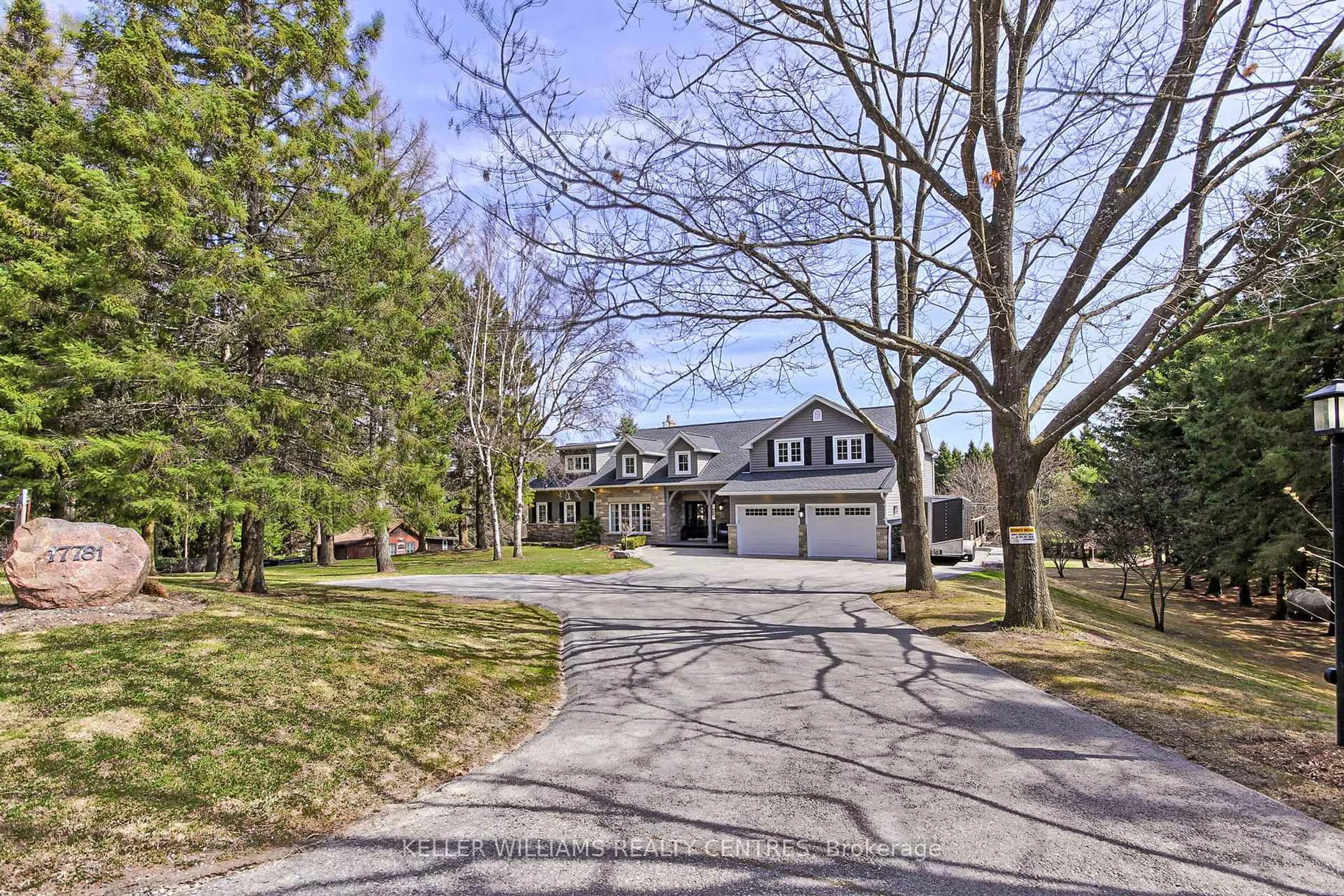 A pic from outside/outdoor area/front of a property/back of a property/a pic from drone, street for 17781 Mccowan Rd, East Gwillimbury Ontario L0G 1E0