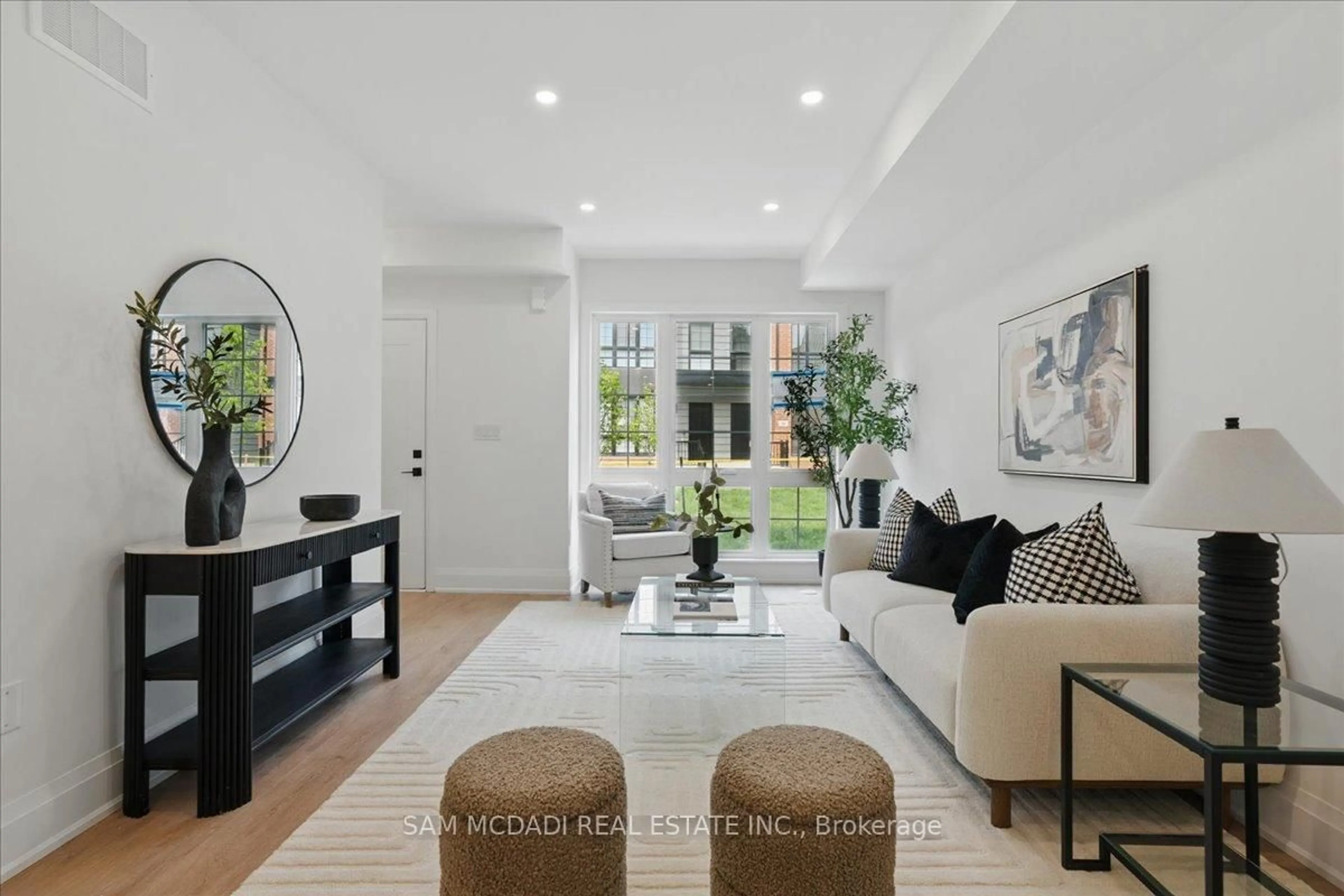 Living room with furniture, unknown for 33 Burleigh Mews, Vaughan Ontario L4J 8A2