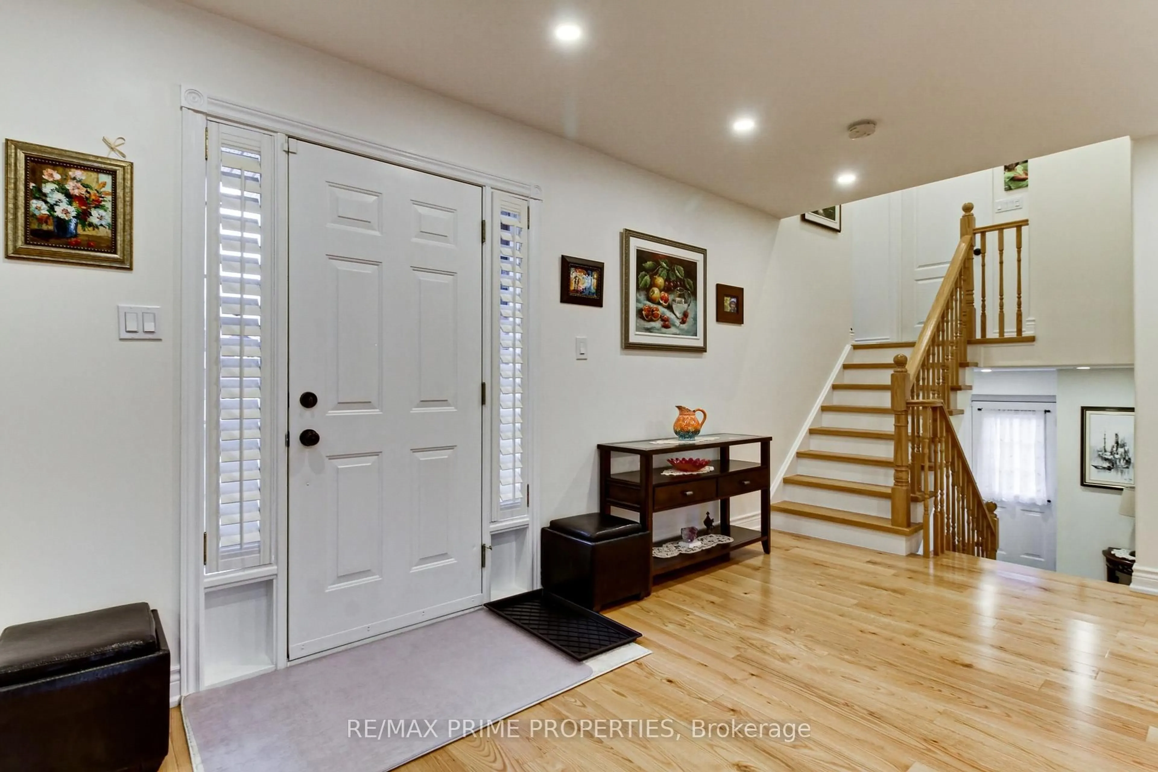 Indoor entryway for 11 Kerfoot Cres, Georgina Ontario L4P 4B8