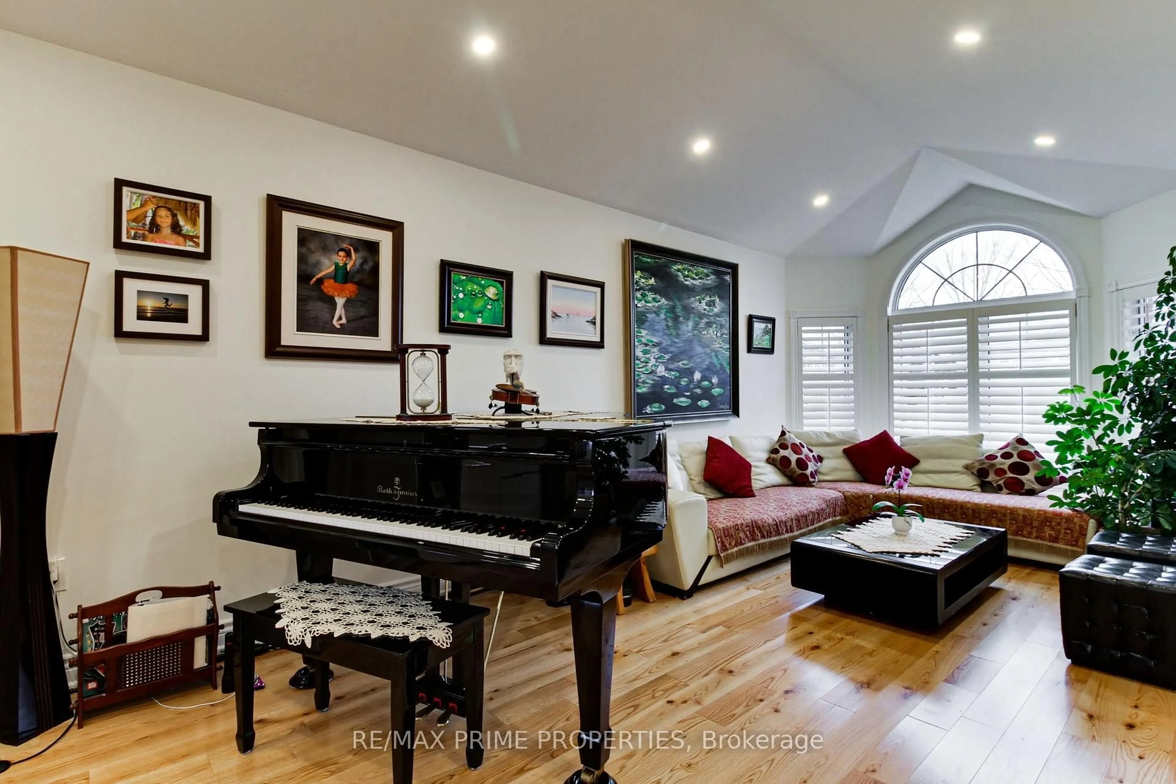 Living room with furniture, wood/laminate floor for 11 Kerfoot Cres, Georgina Ontario L4P 4B8