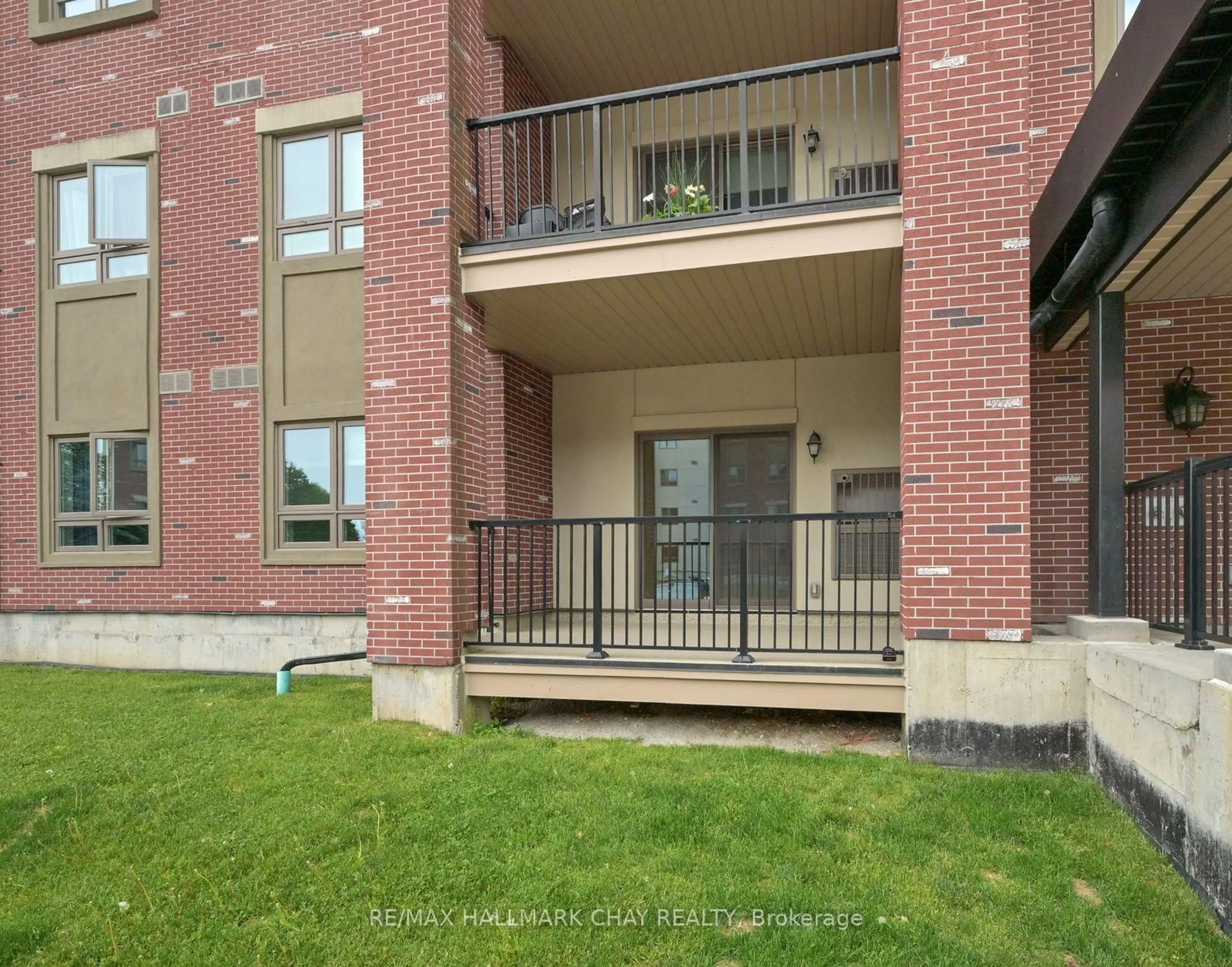 Home with brick exterior material, unknown for 157 Wellington St #109, New Tecumseth Ontario L9R 0R7