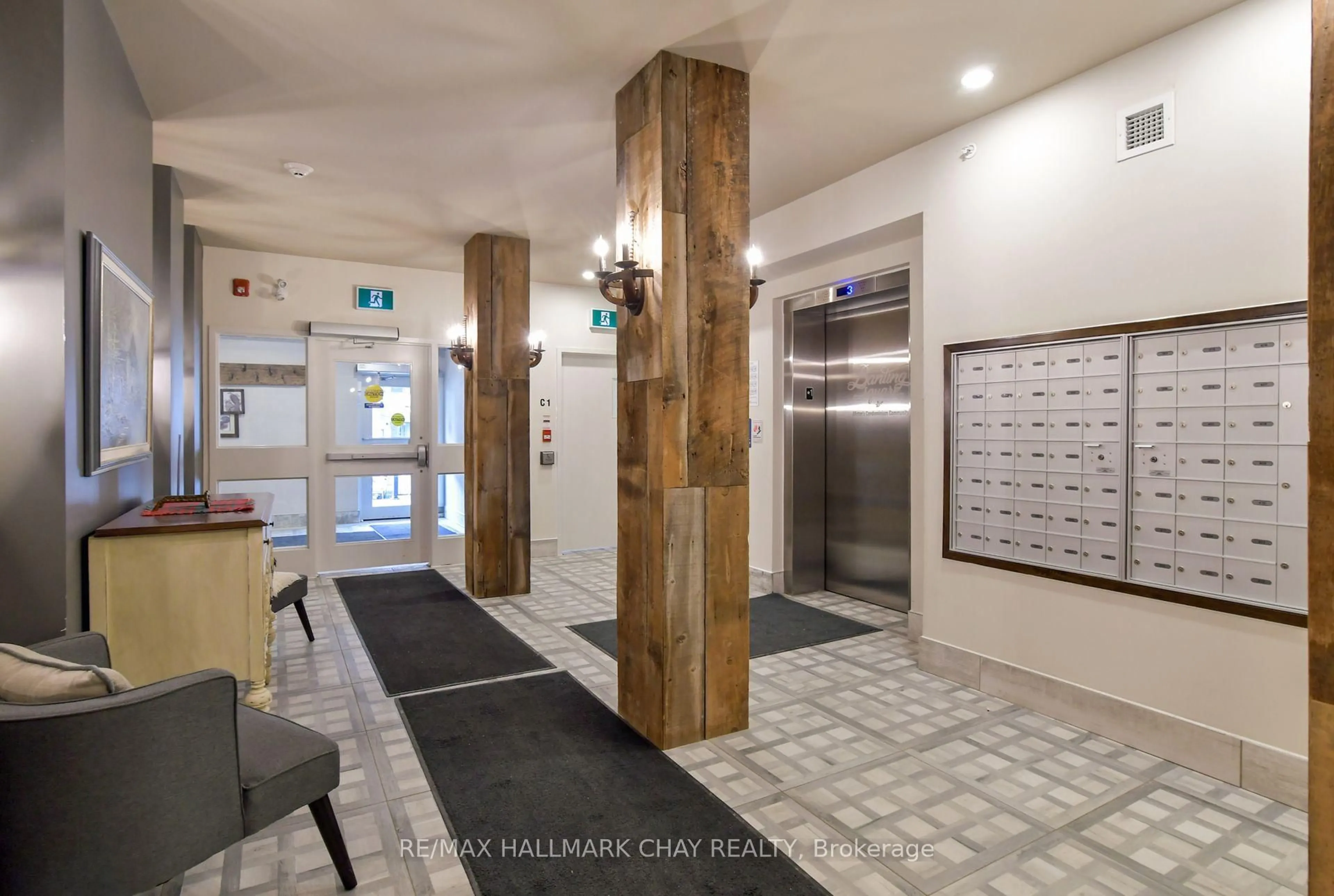 Indoor foyer for 157 Wellington St #109, New Tecumseth Ontario L9R 0R7